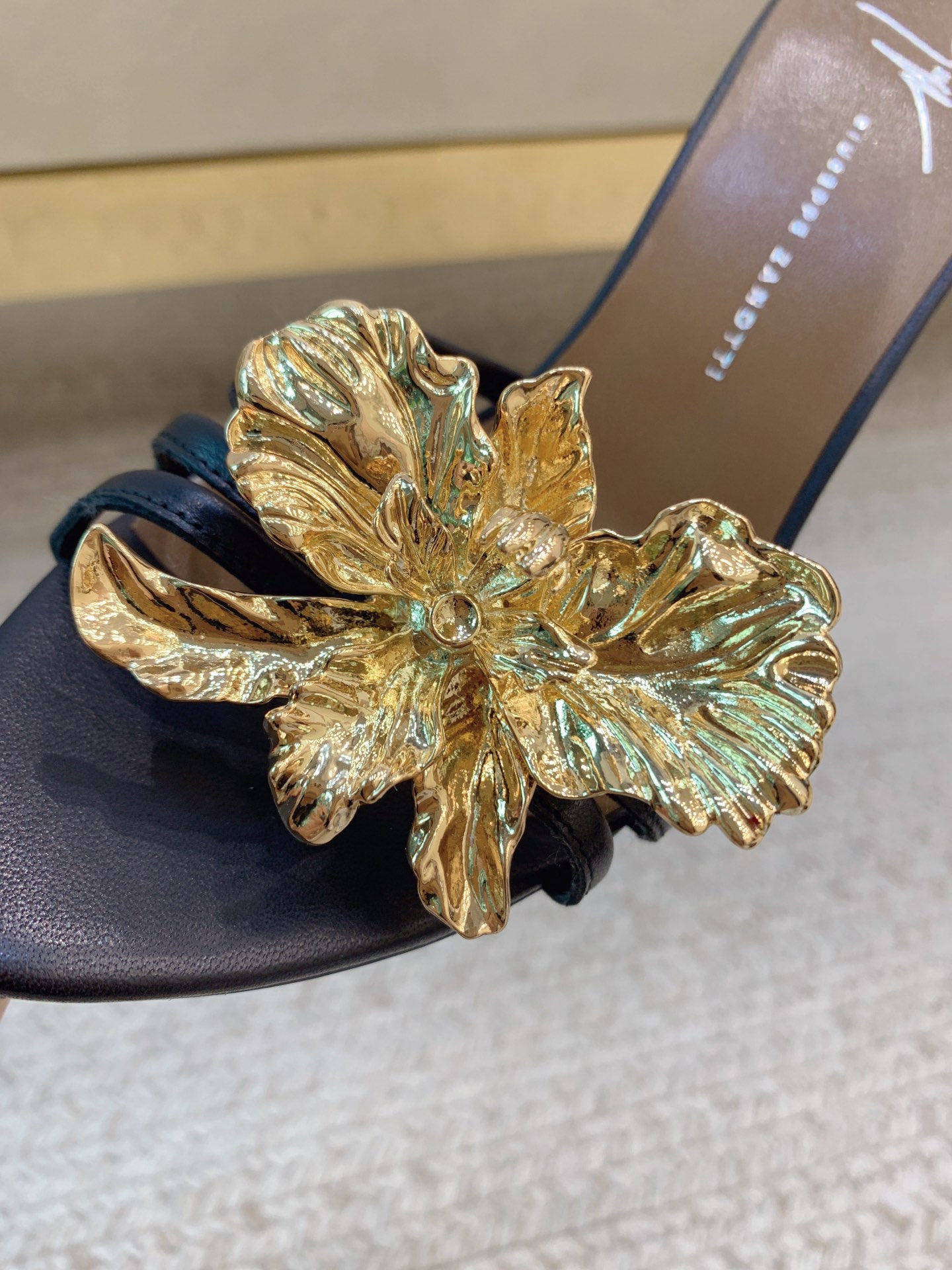 High-quality Giuseppe Zanotti Slippers with Big Buttons: SS25 Collection Overview - 图片 4