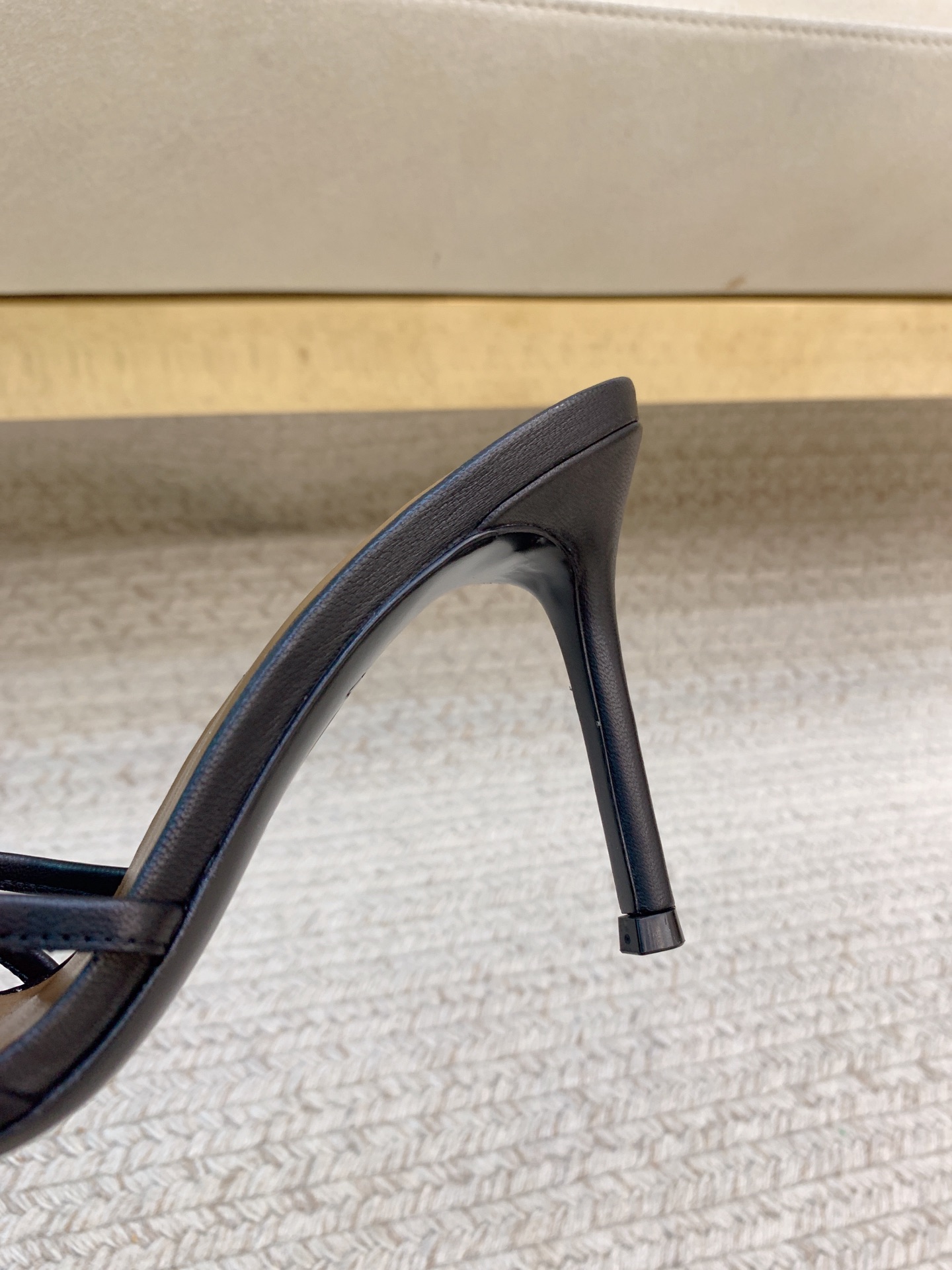 High-quality Giuseppe Zanotti Slippers with Big Buttons: SS25 Collection Overview - 图片 7