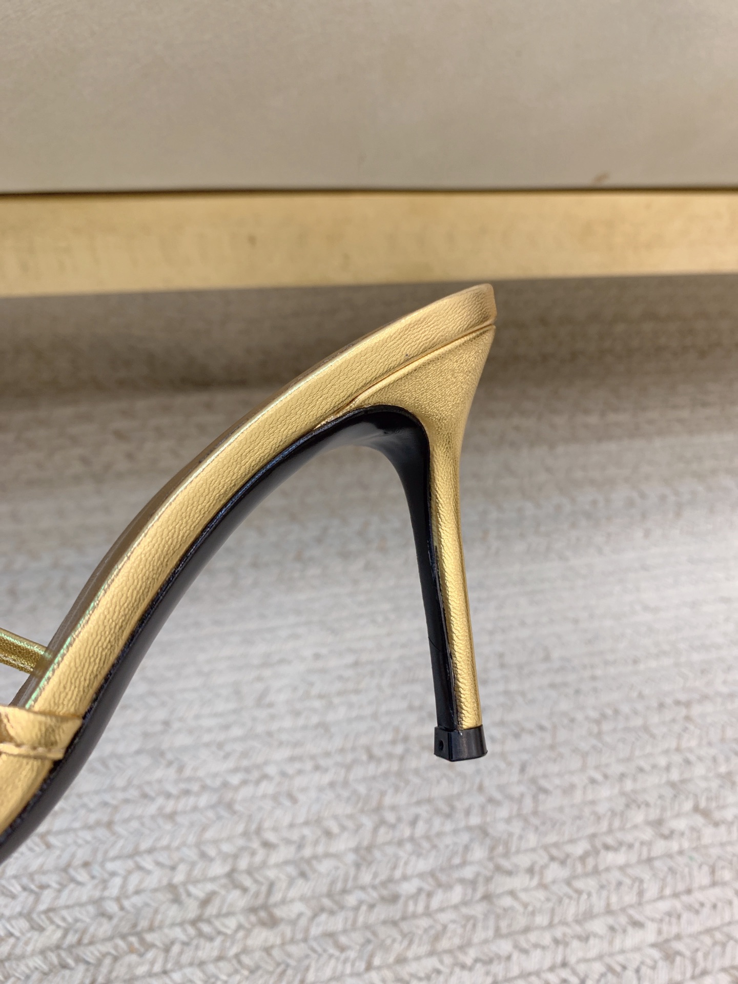 High-Quality Giuseppe Zanotti SS25 Big Button Slippers in Calf and Sheep Skin - 图片 7