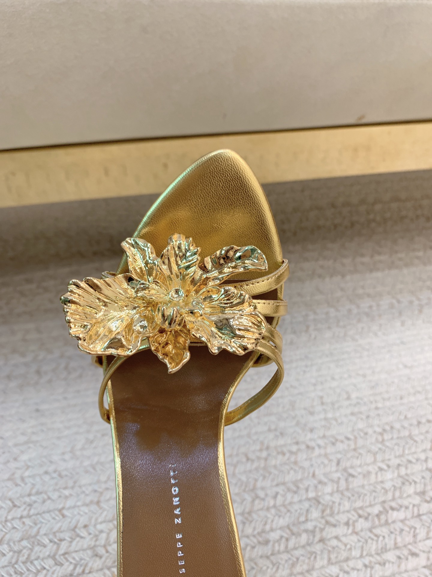 High-Quality Giuseppe Zanotti SS25 Big Button Slippers in Calf and Sheep Skin - 图片 3