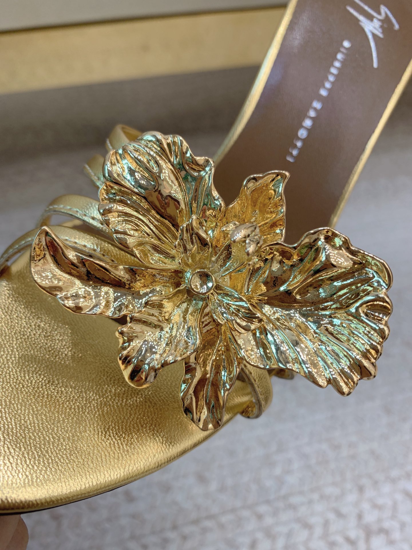 High-Quality Giuseppe Zanotti SS25 Big Button Slippers in Calf and Sheep Skin - 图片 4