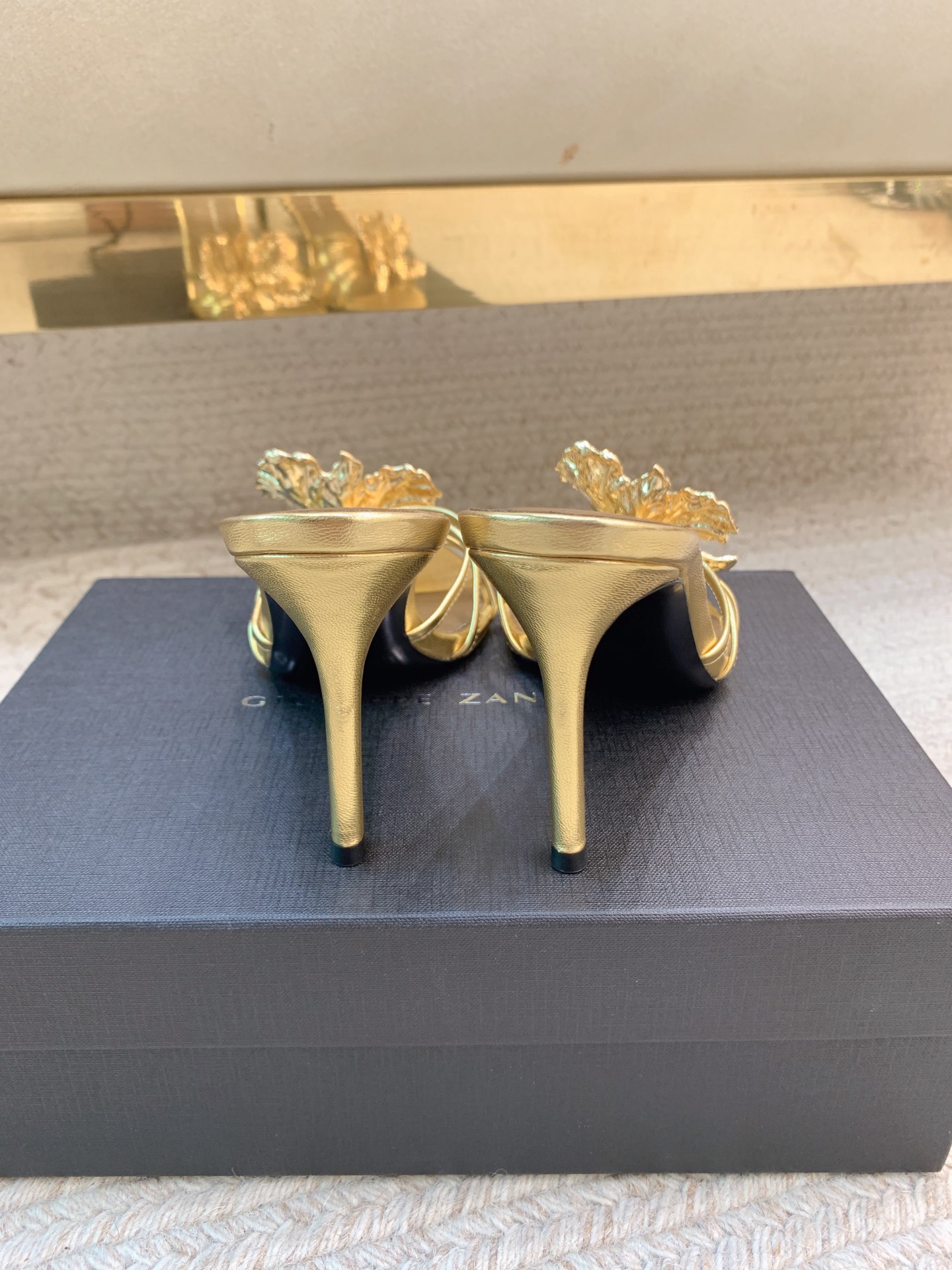 High-Quality Giuseppe Zanotti SS25 Big Button Slippers in Calf and Sheep Skin - 图片 2