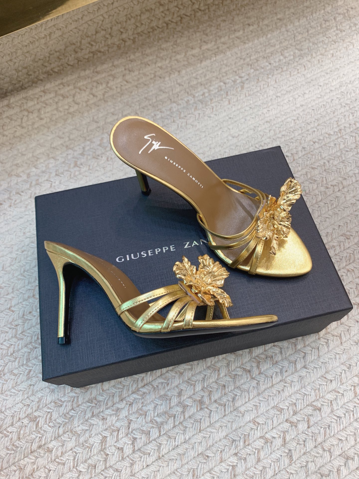 High-Quality Giuseppe Zanotti SS25 Big Button Slippers in Calf and Sheep Skin