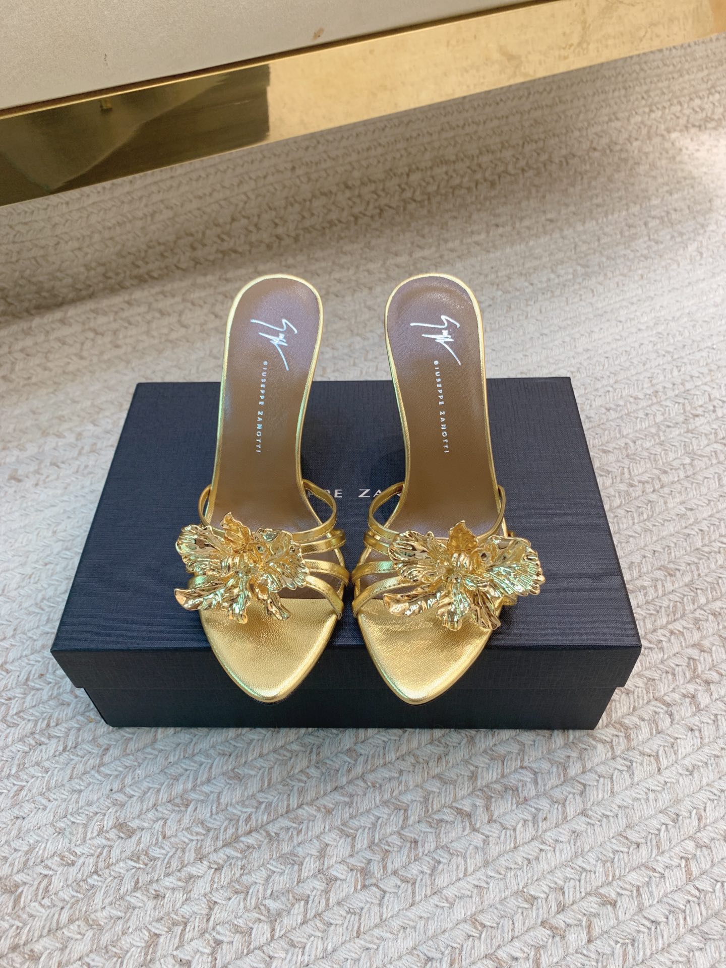 High-Quality Giuseppe Zanotti SS25 Big Button Slippers in Calf and Sheep Skin - 图片 5
