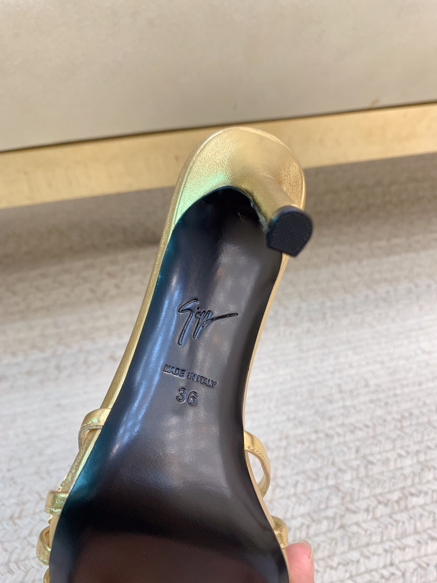 High-Quality Giuseppe Zanotti SS25 Big Button Slippers in Calf and Sheep Skin - 图片 8