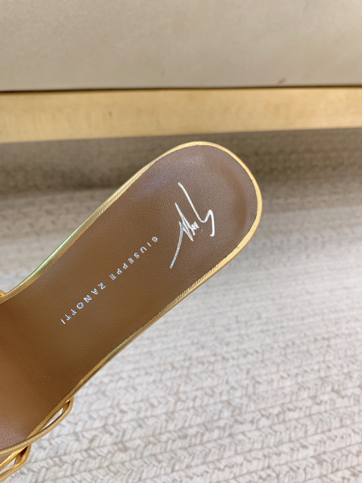 High-Quality Giuseppe Zanotti SS25 Big Button Slippers in Calf and Sheep Skin - 图片 6