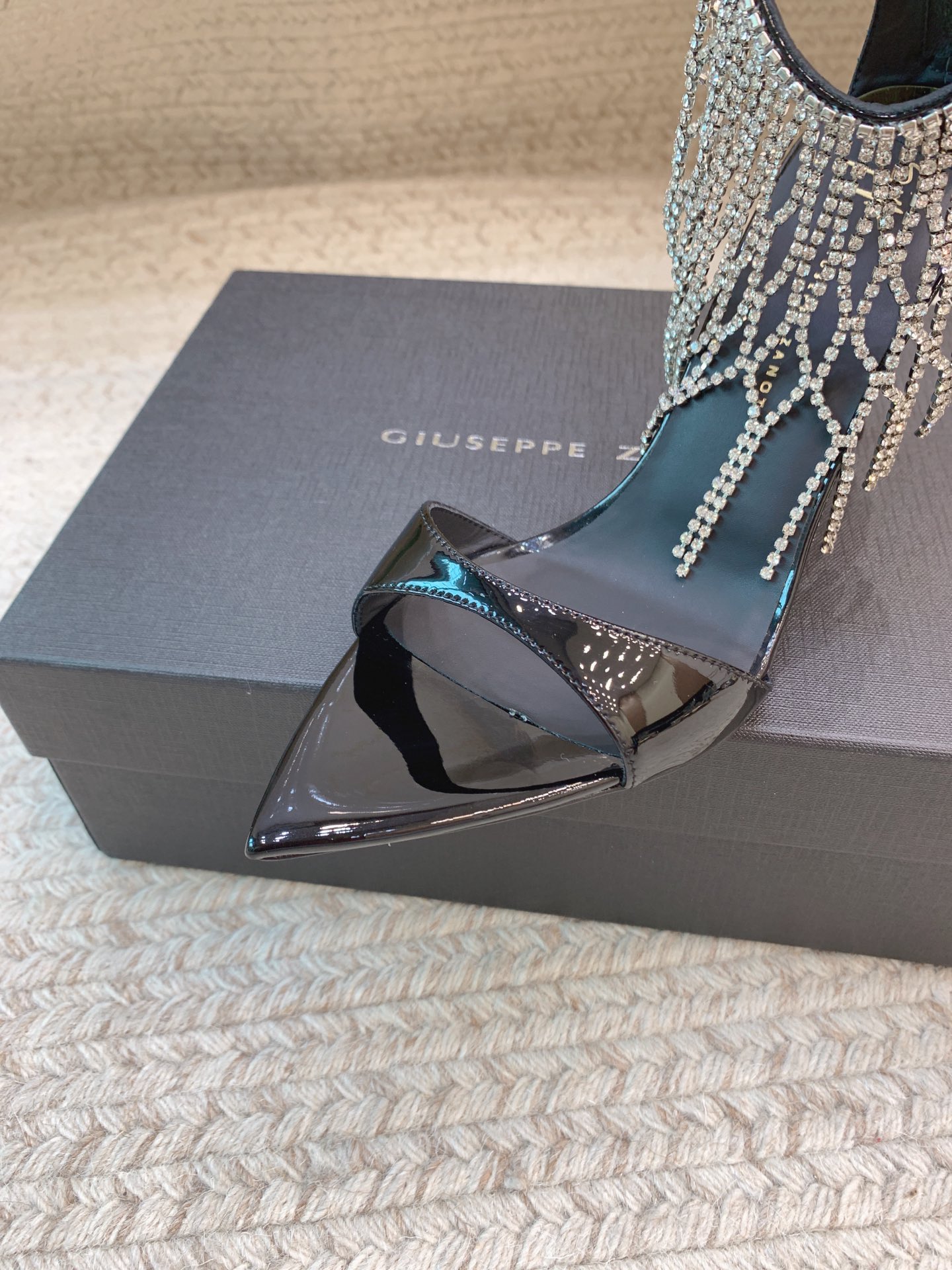 High-Quality Crystal Chain Heels by Giuseppe Zanotti for SS25 Collection - 图片 3