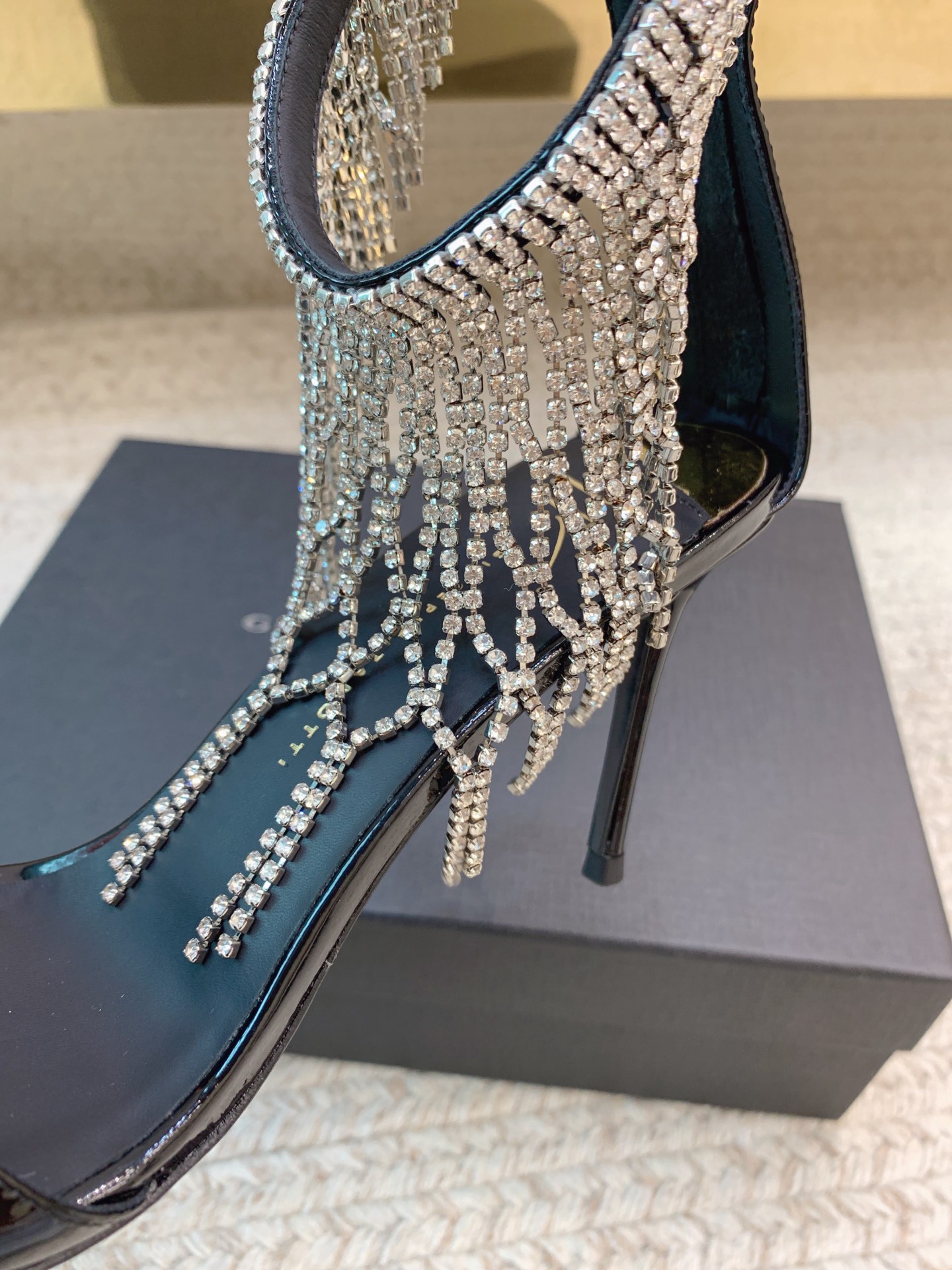 High-Quality Crystal Chain Heels by Giuseppe Zanotti for SS25 Collection - 图片 4