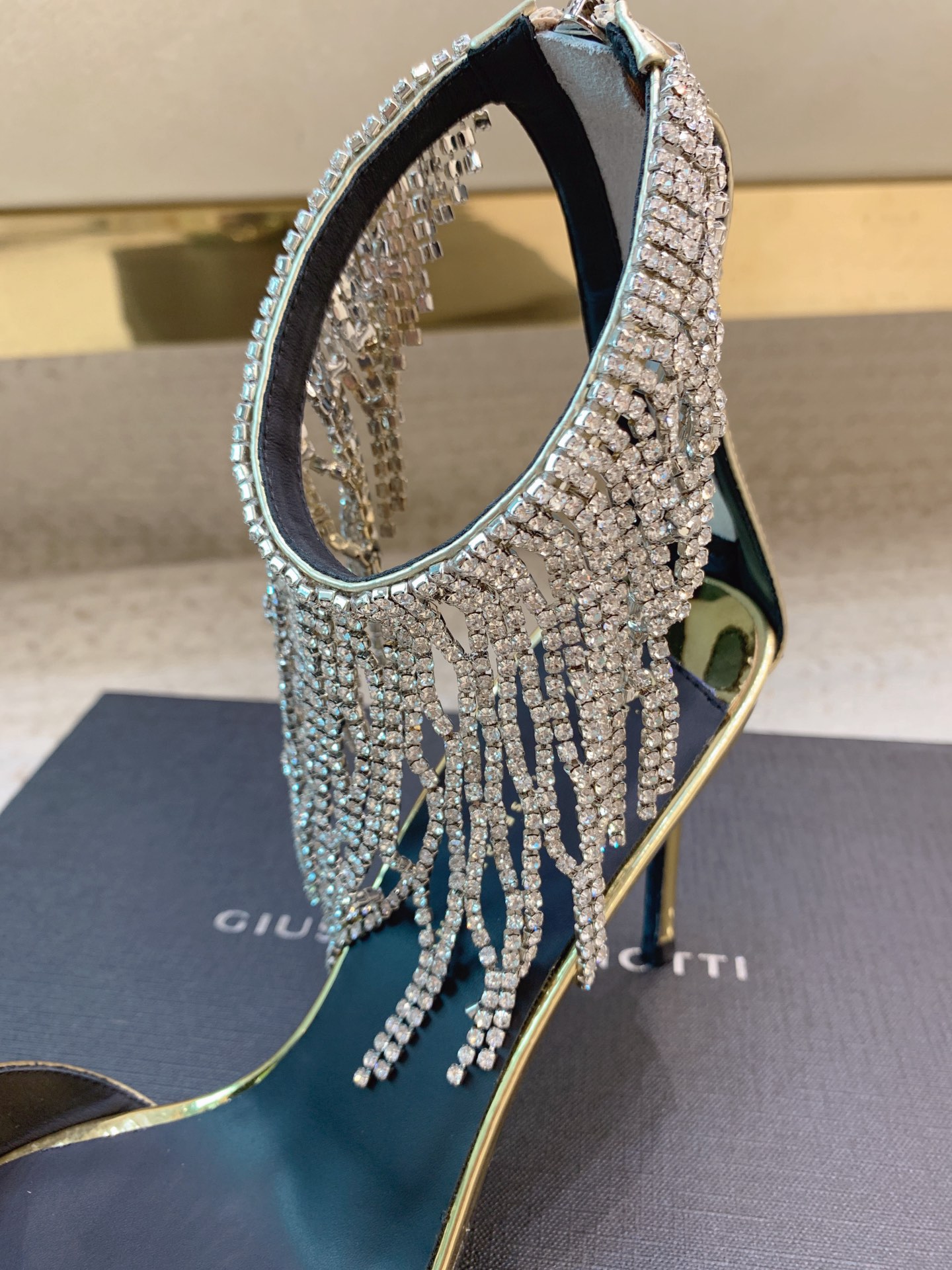 Luxury Crystal Chain Heels: Giuseppe Zanotti SS25 Collection Overview - 图片 4