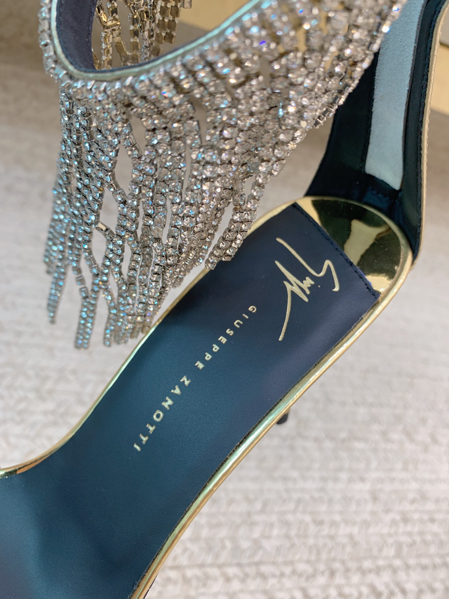 Luxury Crystal Chain Heels: Giuseppe Zanotti SS25 Collection Overview - 图片 6