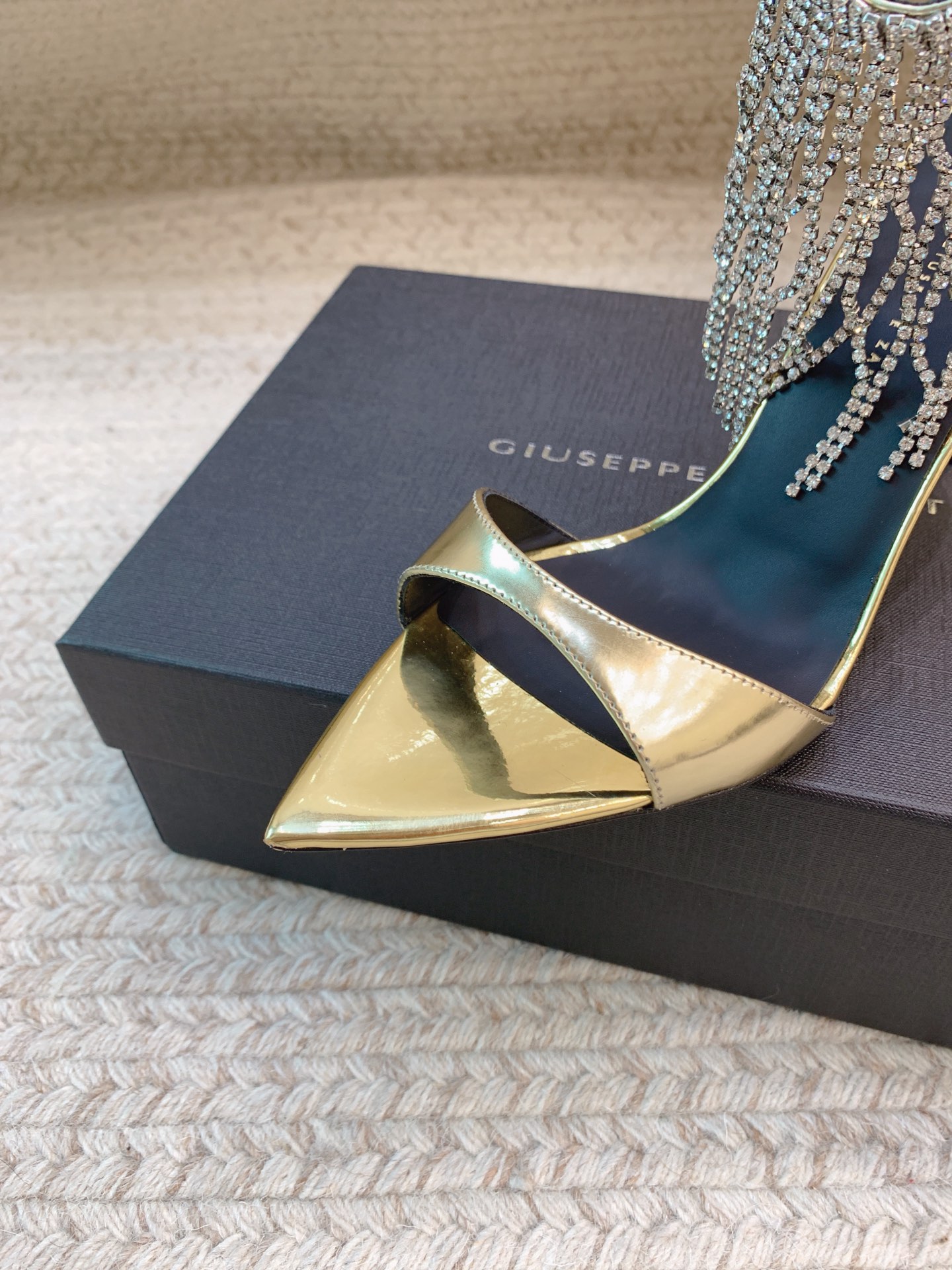 Luxury Crystal Chain Heels: Giuseppe Zanotti SS25 Collection Overview - 图片 3