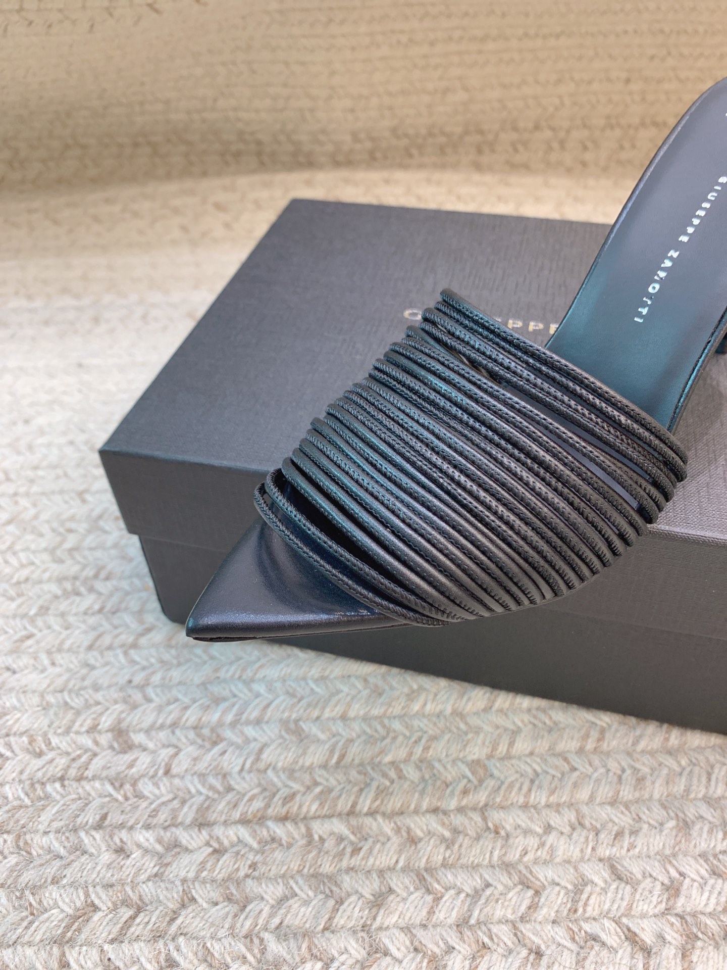 High-Quality Giuseppe Zanotti SS25 Threaded Slippers in Various Sizes - 图片 4
