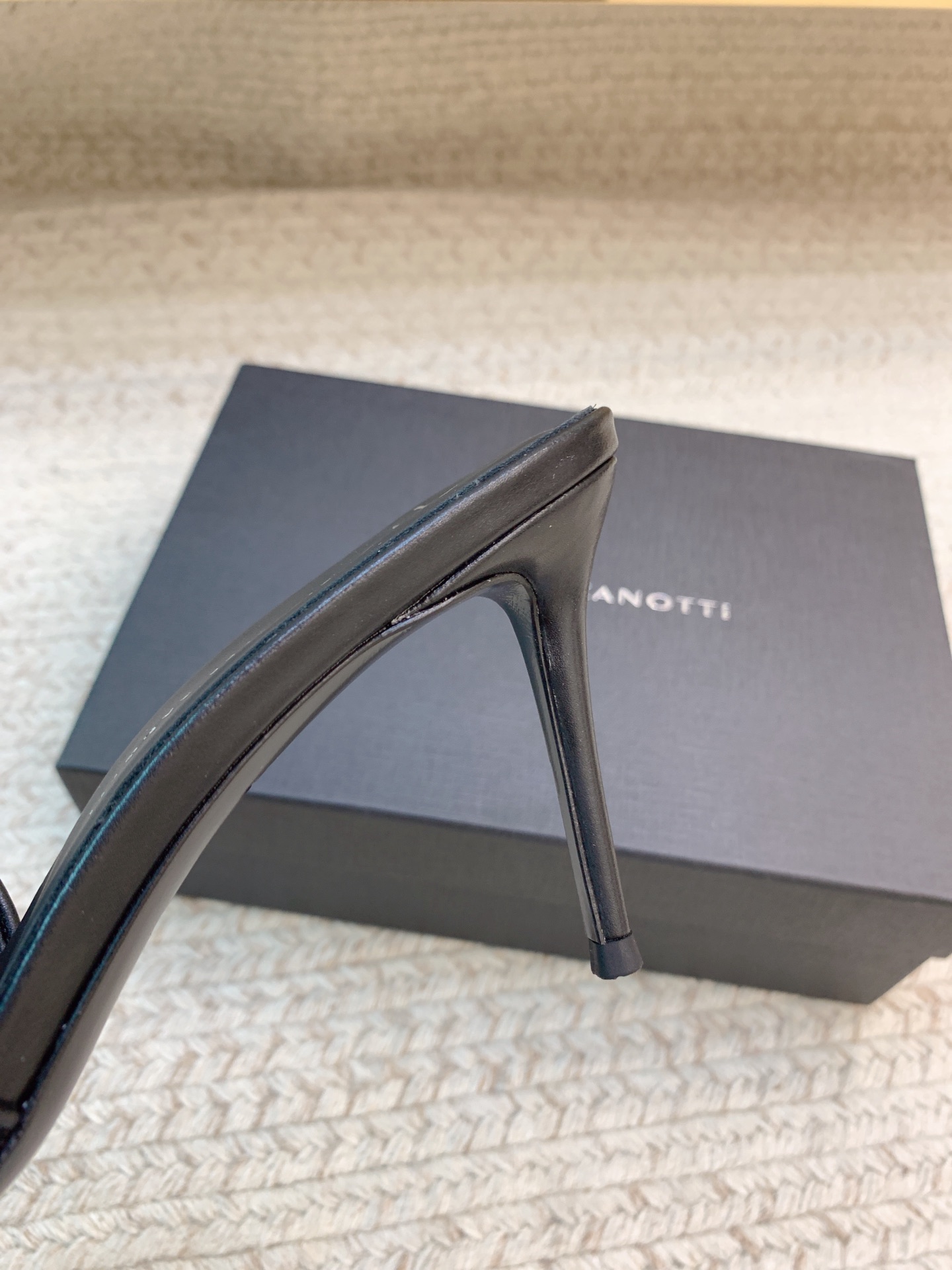 High-Quality Giuseppe Zanotti SS25 Threaded Slippers in Various Sizes - 图片 7