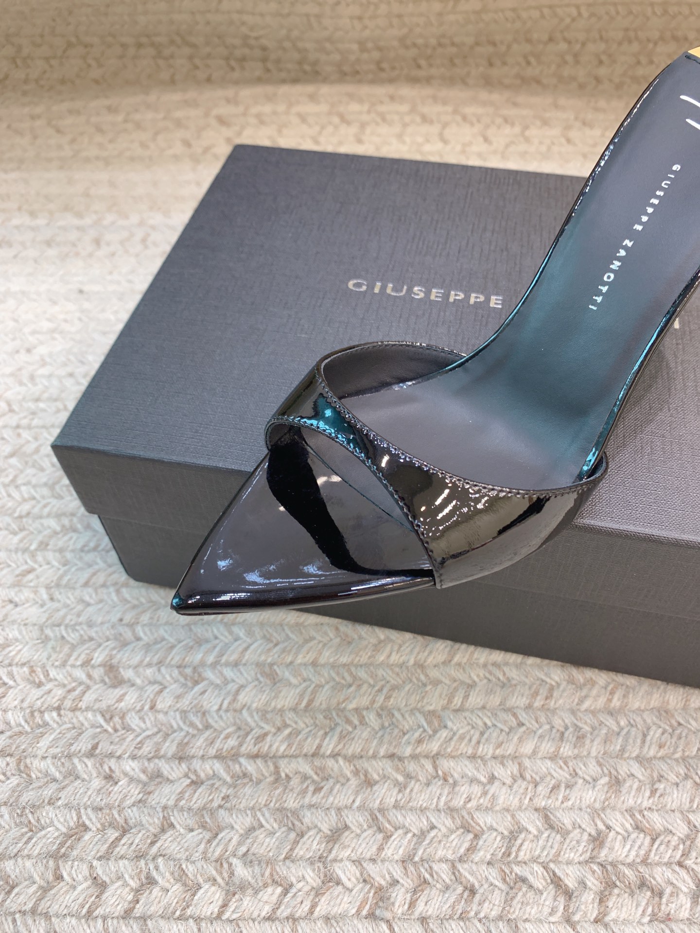 High-Quality Giuseppe Zanotti SS25 Heels and Slippers in Various Sizes, 744 Available - 图片 4