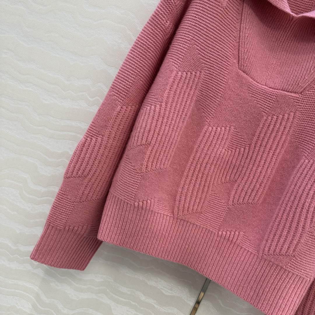 独家首发😏高端原单品质H字母毛衣。减龄大翻领设计极简穿搭设计感时髦又高级！重磅进口100%羊毛品质控必入