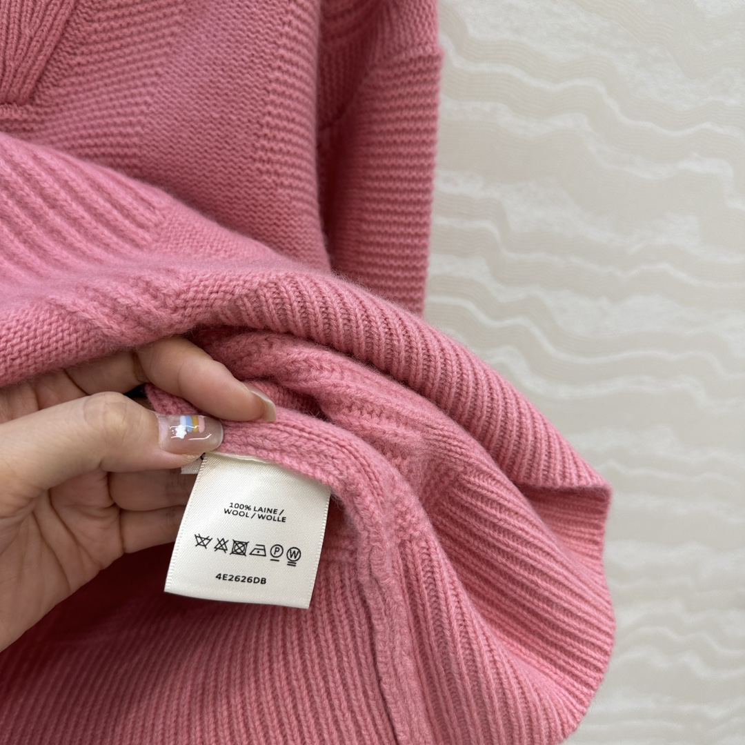 独家首发😏高端原单品质H字母毛衣。减龄大翻领设计极简穿搭设计感时髦又高级！重磅进口100%羊毛品质控必入