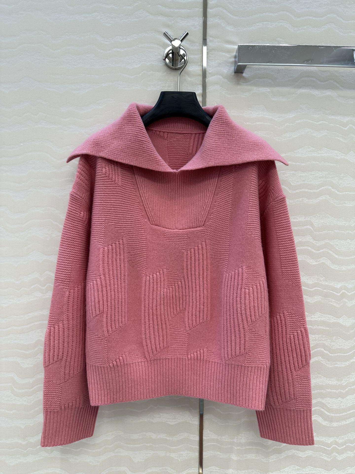 独家首发😏高端原单品质H字母毛衣。减龄大翻领设计极简穿搭设计感时髦又高级！重磅进口100%羊毛品质控必入