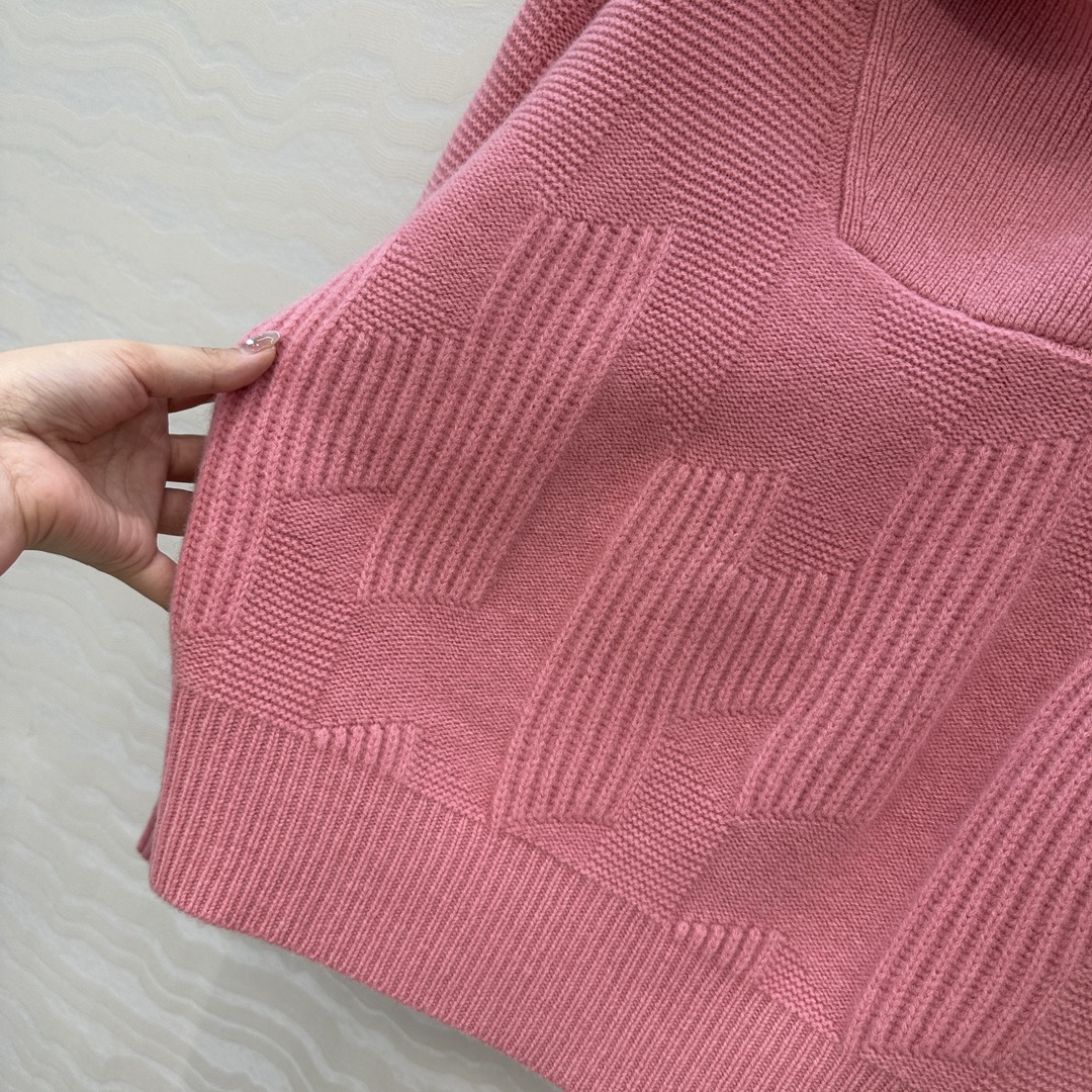 独家首发😏高端原单品质H字母毛衣。减龄大翻领设计极简穿搭设计感时髦又高级！重磅进口100%羊毛品质控必入