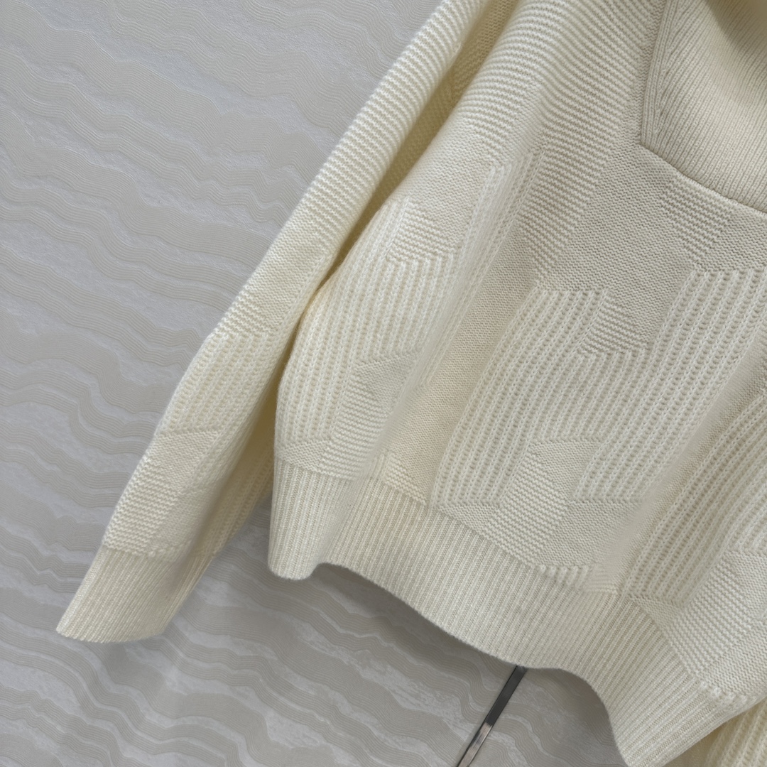 独家首发😏高端原单品质H字母毛衣。减龄大翻领设计极简穿搭设计感时髦又高级！重磅进口100%羊毛品质控必入