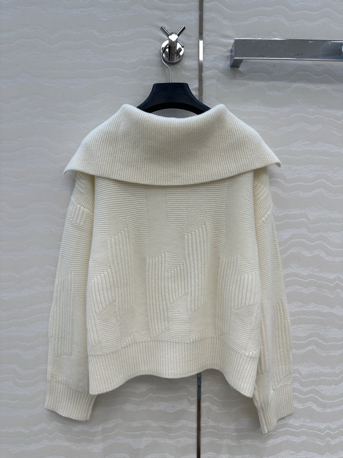 独家首发😏高端原单品质H字母毛衣。减龄大翻领设计极简穿搭设计感时髦又高级！重磅进口100%羊毛品质控必入