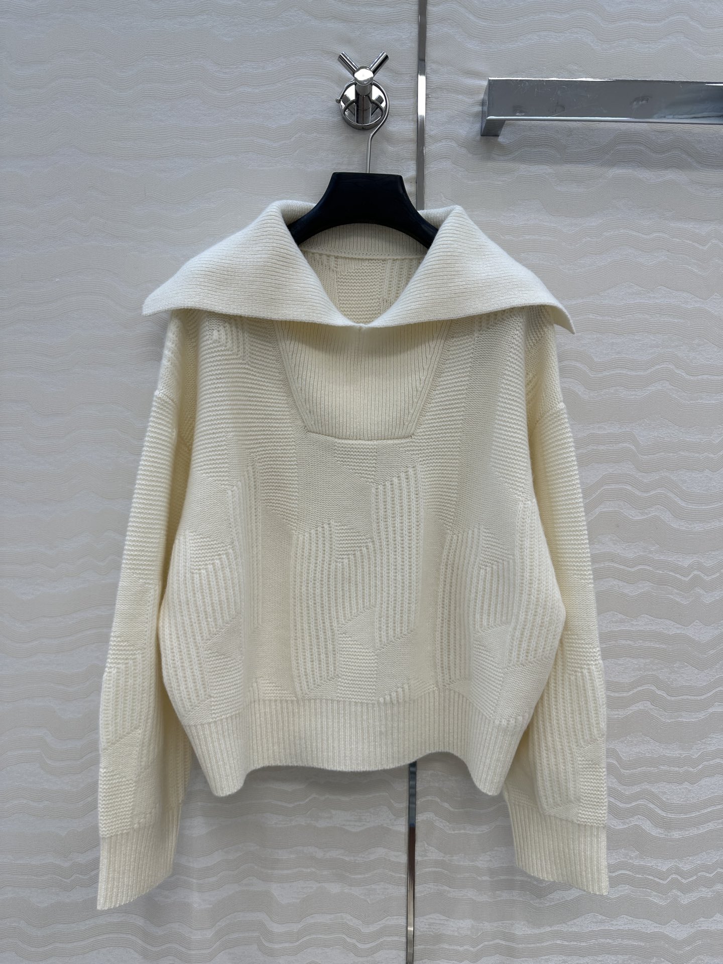 独家首发😏高端原单品质H字母毛衣。减龄大翻领设计极简穿搭设计感时髦又高级！重磅进口100%羊毛品质控必入