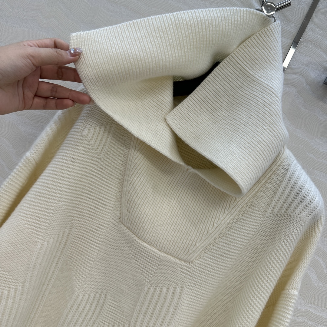 独家首发😏高端原单品质H字母毛衣。减龄大翻领设计极简穿搭设计感时髦又高级！重磅进口100%羊毛品质控必入