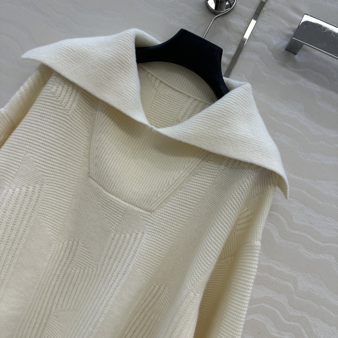 独家首发😏高端原单品质H字母毛衣。减龄大翻领设计极简穿搭设计感时髦又高级！重磅进口100%羊毛品质控必入