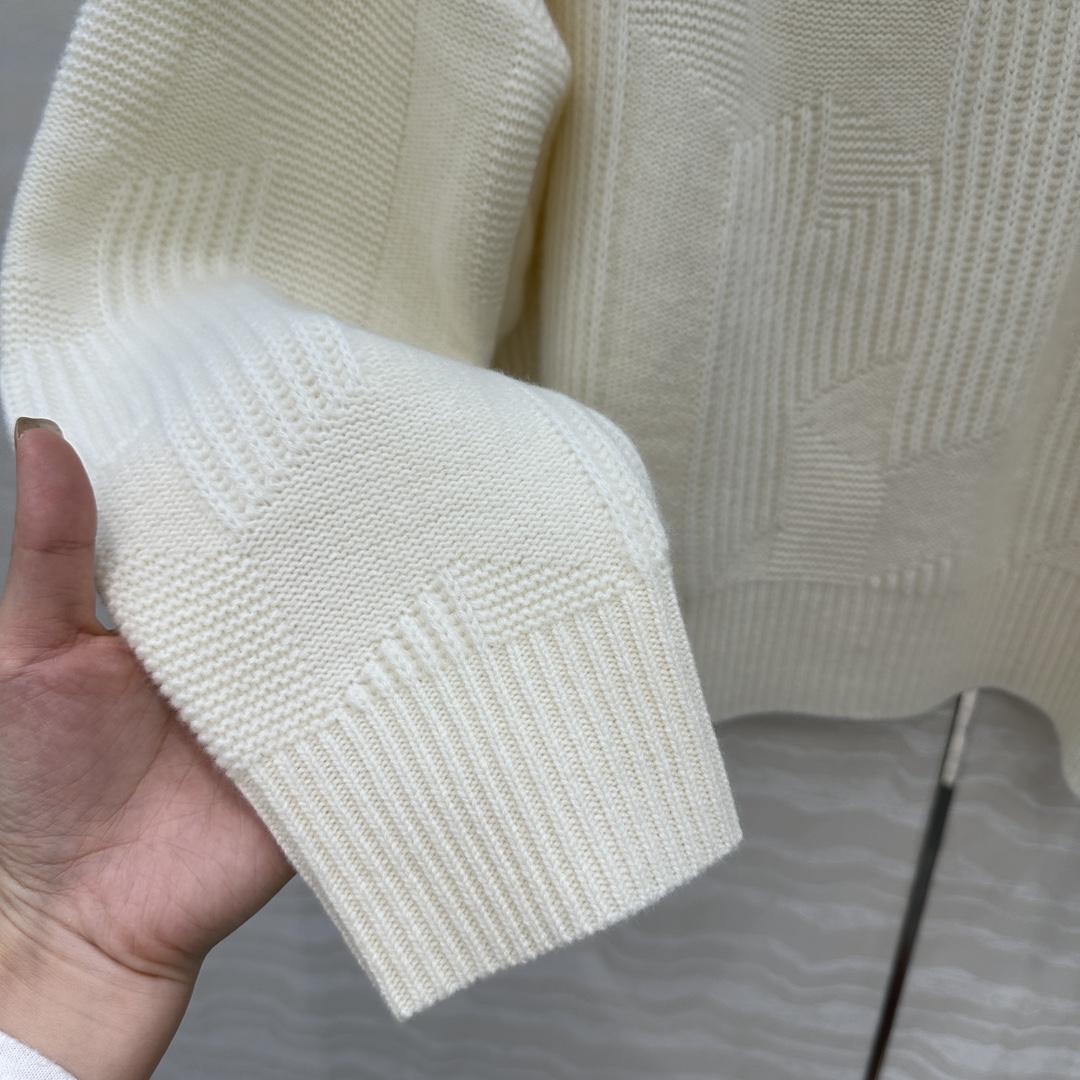 独家首发😏高端原单品质H字母毛衣。减龄大翻领设计极简穿搭设计感时髦又高级！重磅进口100%羊毛品质控必入