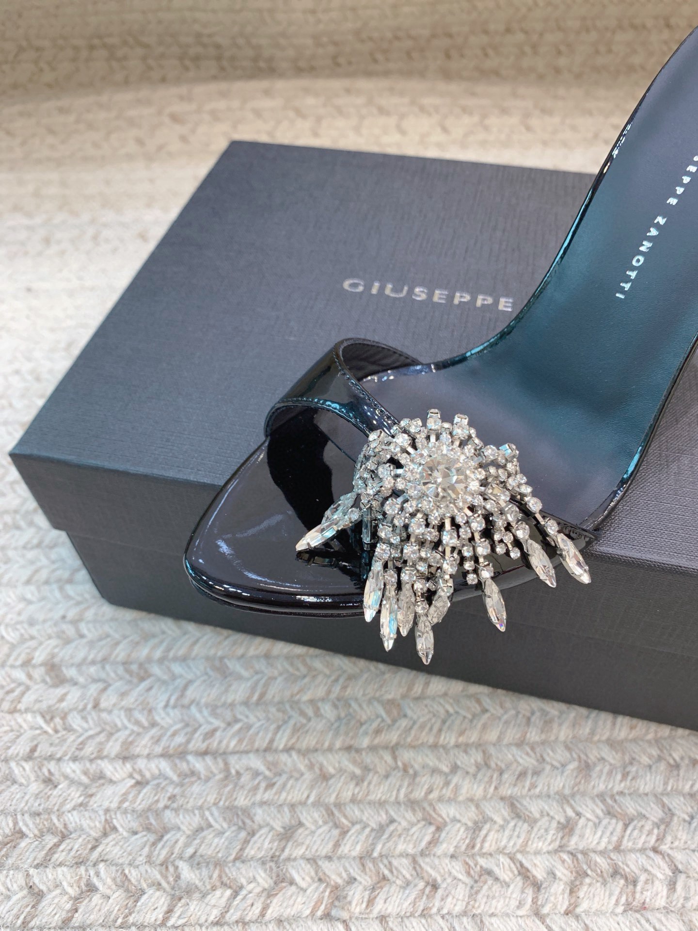High-Quality Side-Drive Slippers with Genuine Leather Materials and 8.5cm Heel - 图片 5