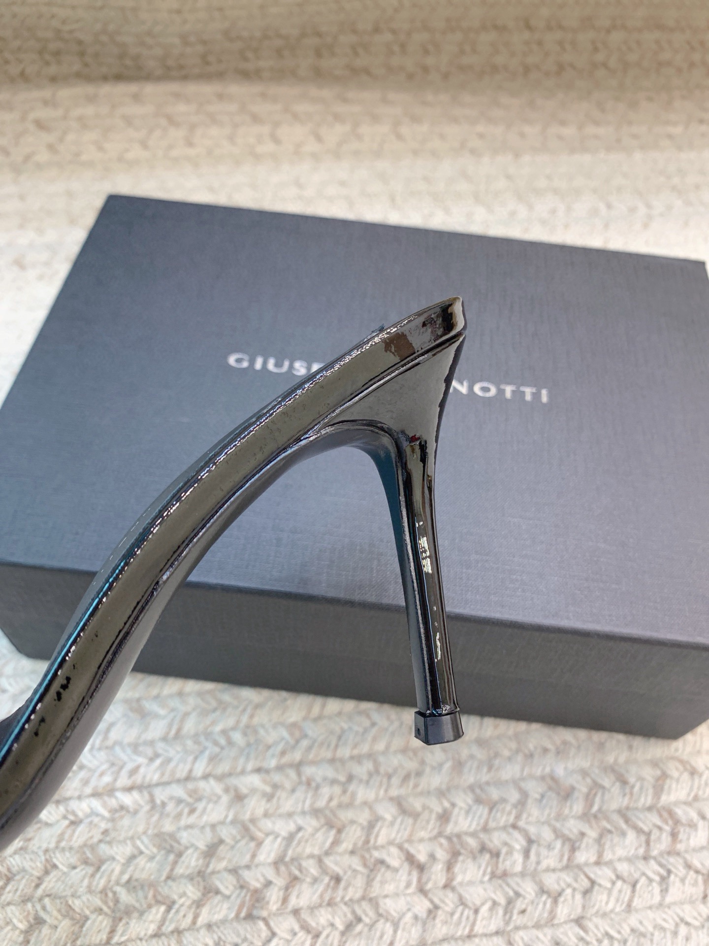 High-Quality Side-Drive Slippers with Genuine Leather Materials and 8.5cm Heel - 图片 7