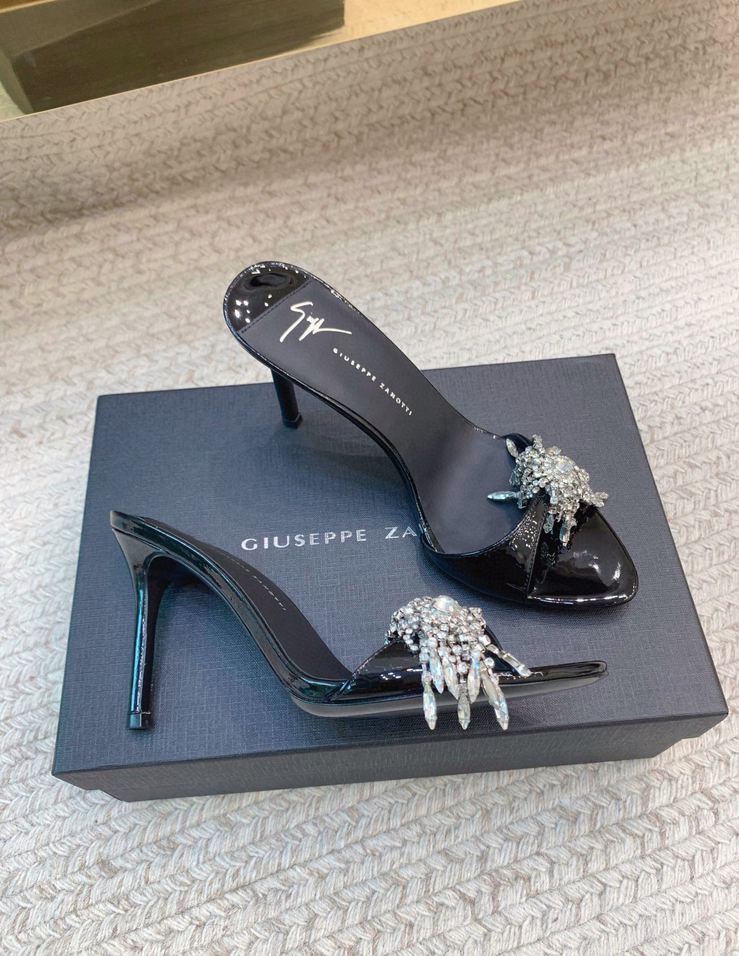 High-Quality Side-Drive Slippers with Genuine Leather Materials and 8.5cm Heel - 图片 2