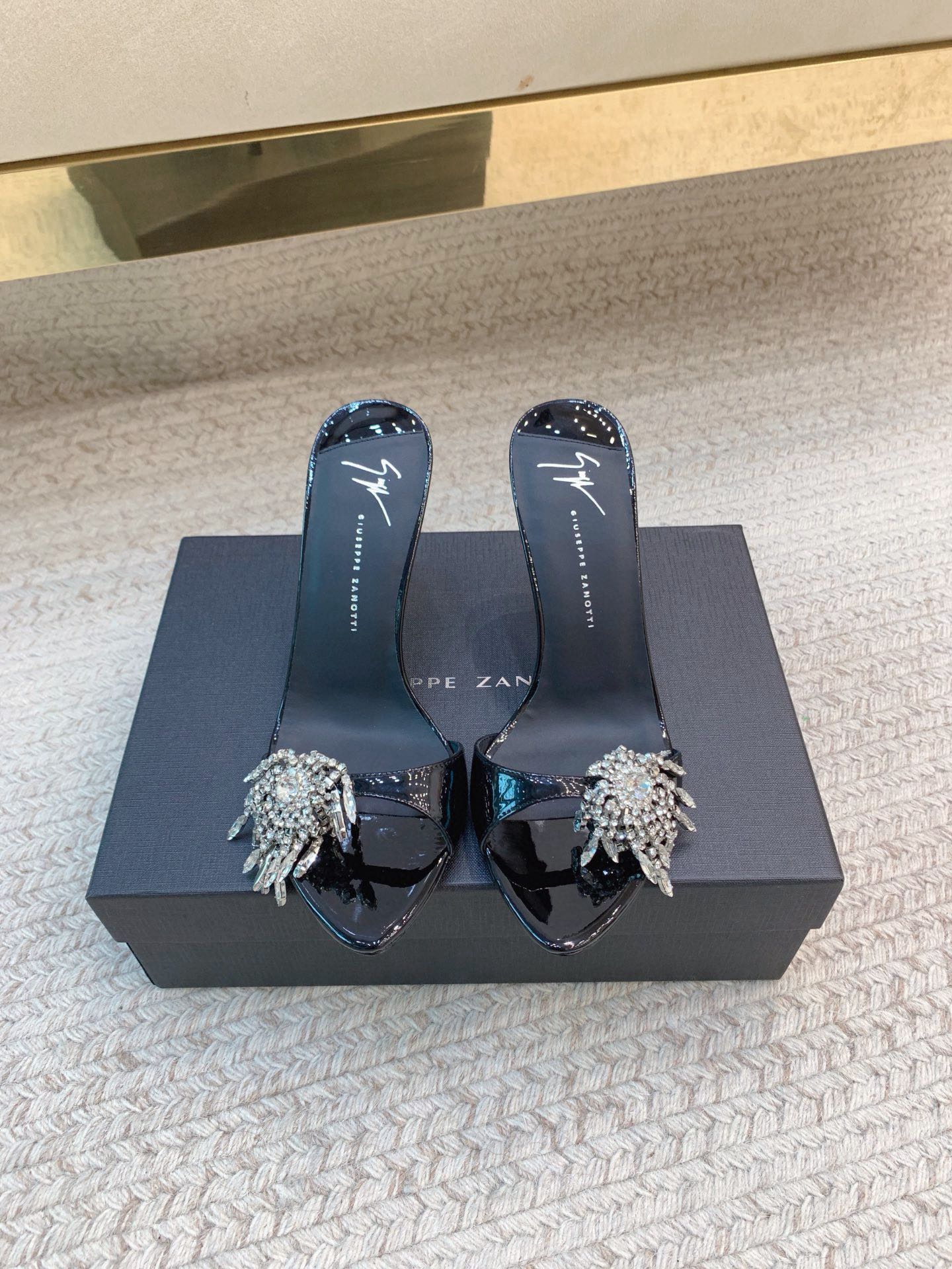High-Quality Side-Drive Slippers with Genuine Leather Materials and 8.5cm Heel