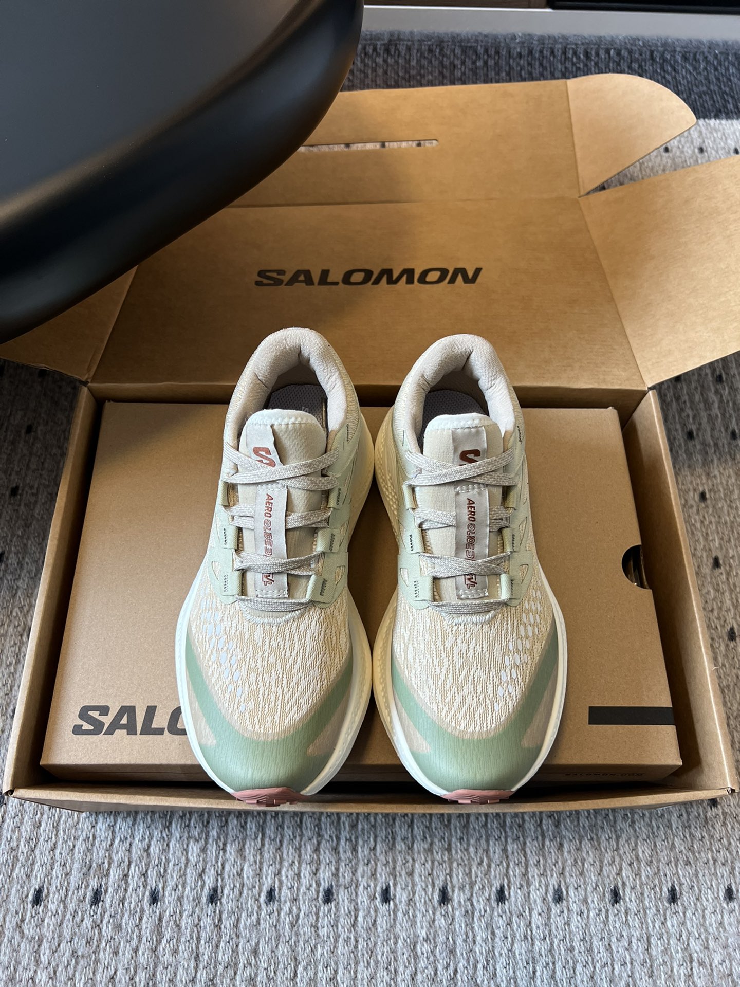 NO:447614,Salomo*25SS new Aero Glide3 Grvl running shoes Salomon's products are known for their excellent quality and unique design, focusing on the functionality and durability of the product, while taking into account the fashion sense. Soft + light color is suitable for spring running, and the upgraded bottom surface is more widely used to adapt to the road conditions. For example, if you suddenly want to climb mountains and cross-country and go directly on the OK, of course, there are fewer restrictions on road running. The thickness is moderate and the support is very stable. The half-sock cover design is very well wrapped and fits the shape of the feet. The heel is well fixed, which can bring more security. The mesh from the back side to the front side is a transitional thick to thin. Going out for a trip with family and friends is a good choice! I remember to run two steps, and you can also be on the grass, so you won't be tired even if you have a long time. Upper GRVL version woven, inner 4mm Ortholite molded insole, outsole 4mm contaGRIP technology sole, SIZE women's size 35-40 (40 customization) Men's size 40-45 (45 customization) Women's size, casual shoes/sports shoes, sneakers19860909Salomo*25SS新款Aero Glide3 Grvl跑鞋 Salomon 的产品以卓越的品质和独特的设计著称,注重产品的功能性和耐用性,同时兼顾时尚感. 软＋轻颜色适合春天跑后,升级底面适应的路况更广泛,比如突然想爬山越野直接上OK的,当然对路跑来说限制就变得更少了,厚度适中支撑很稳定,半袜套设计包裹感很好,贴合脚的形状.后脚跟被很好的固定佳,就能带来更多安全感.后侧到前侧网面是过渡式的厚到薄.和家人朋友一起出门踏青就是很好的选择！想起来跑两步,也可以在草地上,时间长也不会累脚. 鞋面GRVL版本编织 内里4mmOrtholite模压鞋垫 大底4mmcontaGRIP科技大底 SIZE女码35-40（40定制） 男码40-45（45定制） 女码男码,休闲鞋/运动鞋,sneakers,Women's Shoes