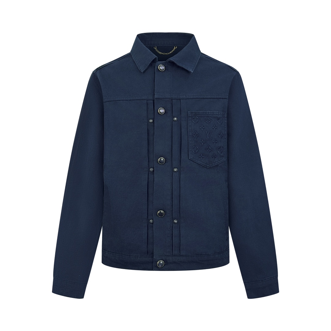 NO:473664,.LOUIS VUITTON jean truck jacket Custom made pure cotton thick woven denim cloth Delicate texture Comfortable skin With a touch of deep blue, calm and atmospheric The exquisite LV Monogram embroidery pattern on the chest is embellished like a work of art, complementing the logo patch on the back, expressing the brand identity, vague effect and inadvertent style, the crystallization of nobleness and art, showing luxury style Craft 1: Using imported machine embroidery technology Use advanced computer control systems and precise mechanical components to achieve LV Monogram embroidery operation High precision Fluid and delicate lines Craft 2: Template machine bag opening Preset templates to guide the position of the bag opening Shape and size Accuracy ensures the quality of the bag opening Effect Craft 3: Soft and ancient water washing process Through specific chemical and logistics treatment  Make the surface of the fabric appear soft luster, retaining the original texture and adding a bit of gentle atmosphere Customized auxiliary materials 1:1 LV copper chain Customized 1:1 LV I-shaped buckle Customized 1:1 LV nails Customized 1:1 LV patch Customized 1:1 LV trademark style Loose style Size 46 48 50 52 Exclusive,,louis vuitton,louis vuitton,jackets & coats,alexander wang19860909.LOUIS VUITTON 牛仔卡车夹克 定制臻品纯棉厚织丹宁布 质感细腻 舒适贴肤 以一抹深邃的蓝 沉稳又大气 胸前精致的LV Monogram刺绣图案 如同艺术品般点缀其间 与后部面革标识贴饰相得益彰抒写品牌身份 隐约的效果而又不经意间的逼格 尊贵与艺术的结晶 尽显奢华风范 工艺1: 采用进口机刺绣工艺 使用先进的计算机控制系统和精密的机械部件 实现LV Monogram 刺绣作业 精度高 线条流畅而细腻 工艺2: 模版机开袋 预设的模板来指导开袋的位置 形状和大小 精确性确保了开袋效果质量 工艺3: 柔光古韵洗水工艺 通过特定的化学和物流处理 使面料表面呈现出柔和的光泽 既保留了原始质感 又增添了几分温婉的气息 辅料定制1:1 LV 铜链 定制1:1 LV 工字扣 定制1:1 LV 撞钉 定制1:1 LV 贴饰 定制1:1 LV 商标 版型 宽松版型 尺码 46 48 50 52 独家专供,,louis vuitton,louis vuitton,jackets & coats,alexander wang,Men's clothing