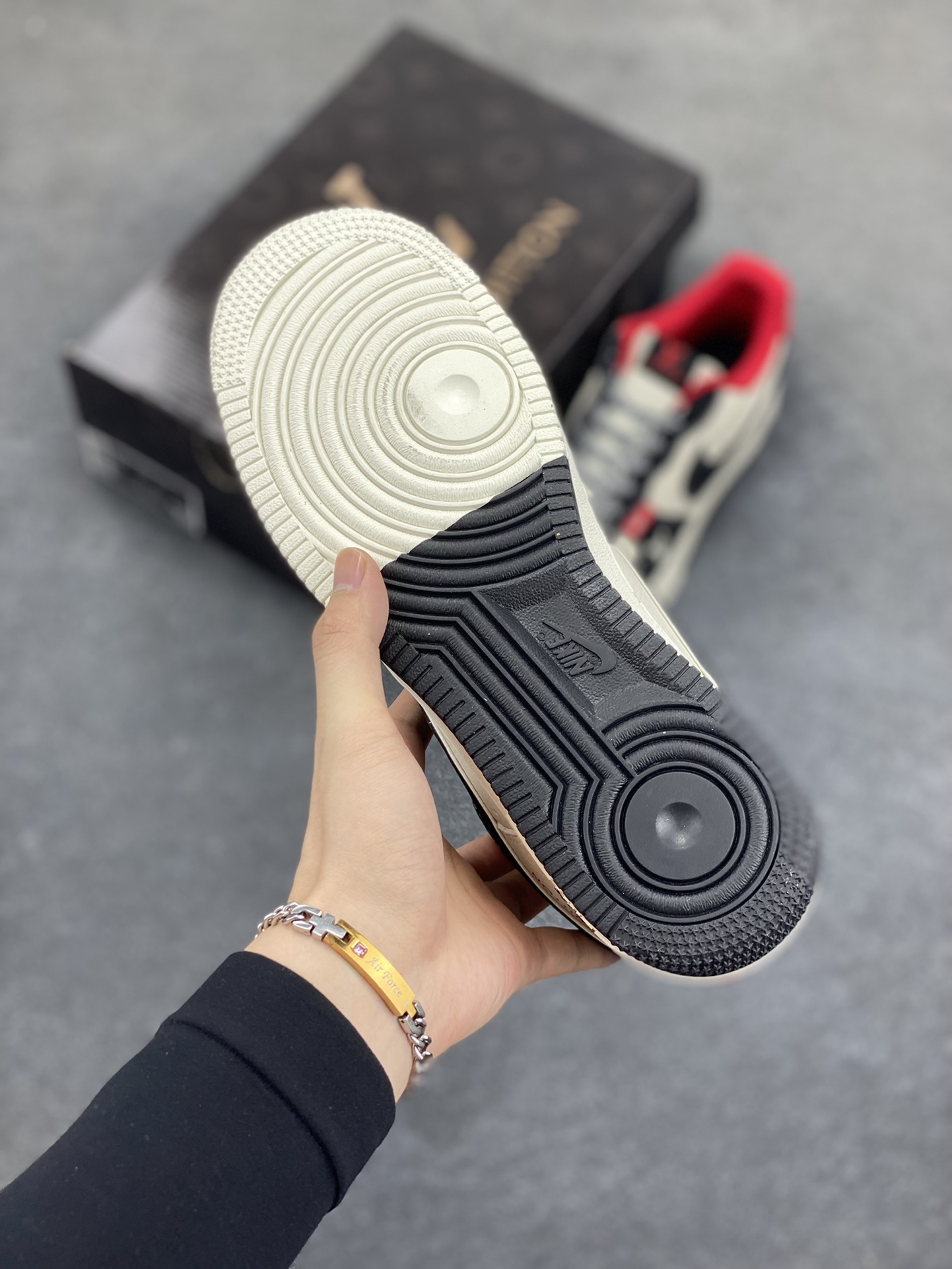 图片[5]-NIke Air Force 1 \’07 Low “LV联名——双拼黑红”空军一号 低帮 运动鞋 休闲鞋 折边针车 工艺难度大 原楦头原纸板 原装鞋盒 定制五金配件 内置全掌气垫 原厂鞋底 货号：CS5288-022 尺码：36 36.5 37.5 38 38.5 39 40 40.5 41 42 42.5 43 44 44.5 45-选品中心
