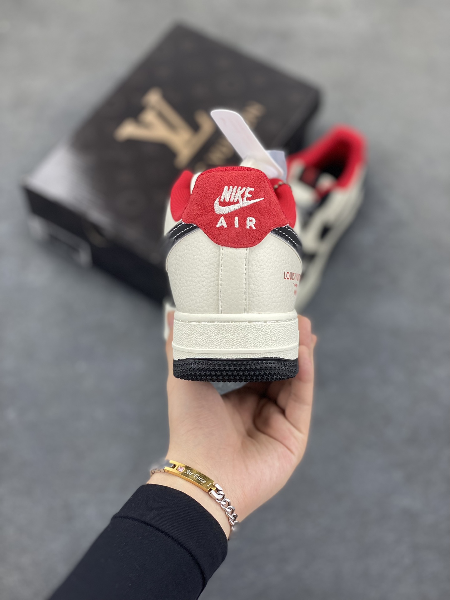 图片[4]-NIke Air Force 1 \’07 Low “LV联名——双拼黑红”空军一号 低帮 运动鞋 休闲鞋 折边针车 工艺难度大 原楦头原纸板 原装鞋盒 定制五金配件 内置全掌气垫 原厂鞋底 货号：CS5288-022 尺码：36 36.5 37.5 38 38.5 39 40 40.5 41 42 42.5 43 44 44.5 45-选品中心