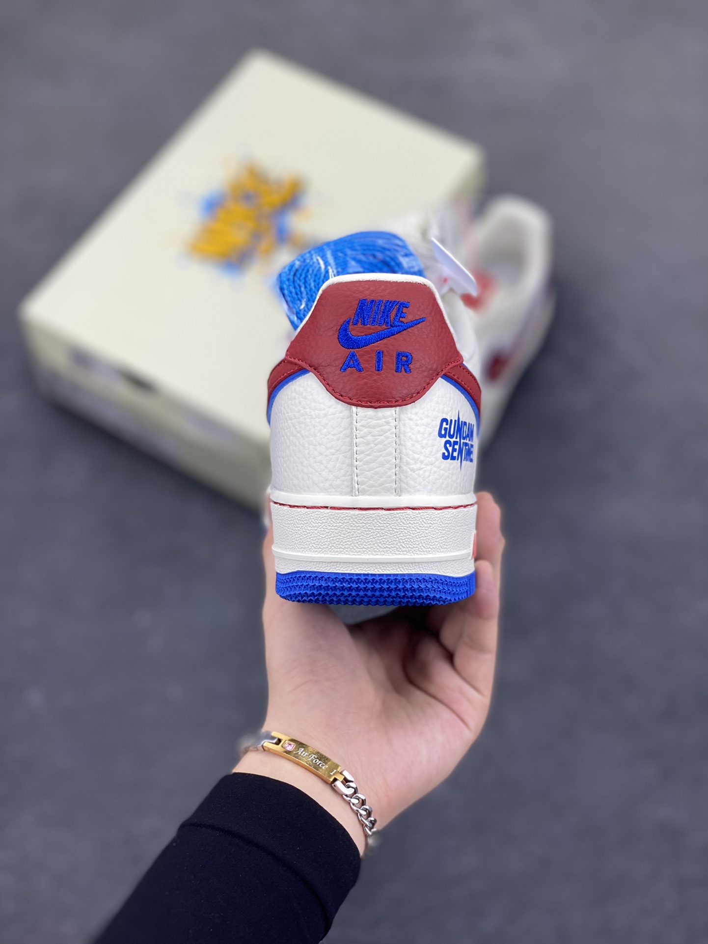 图片[4]-NIke Air Force 1 \’07 Low 万代联名–白红蓝 空军一号低帮 运动鞋 休闲鞋 折边针车 工艺难度大 原楦头原纸板 原装鞋盒 原厂鞋底 超高清洁度 细节完美 货号：SC0601-565 尺码：36 36.5 37.5 38 38.5 39 40 40.5 41 42 42.5 43 44 44.5 45-选品中心