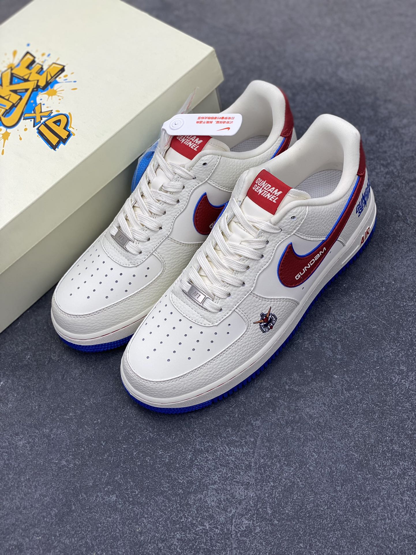 图片[8]-NIke Air Force 1 \’07 Low 万代联名–白红蓝 空军一号低帮 运动鞋 休闲鞋 折边针车 工艺难度大 原楦头原纸板 原装鞋盒 原厂鞋底 超高清洁度 细节完美 货号：SC0601-565 尺码：36 36.5 37.5 38 38.5 39 40 40.5 41 42 42.5 43 44 44.5 45-选品中心