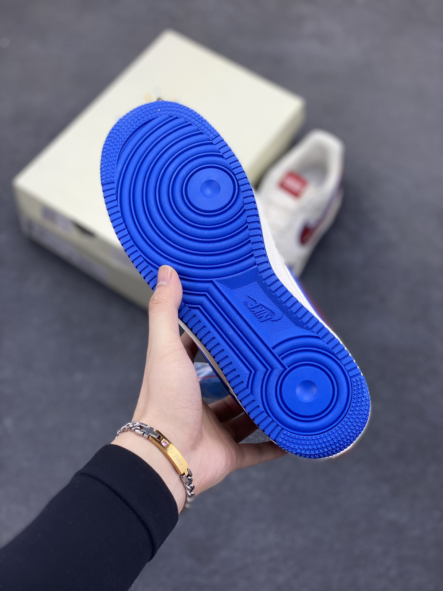 图片[5]-NIke Air Force 1 \’07 Low 万代联名–白红蓝 空军一号低帮 运动鞋 休闲鞋 折边针车 工艺难度大 原楦头原纸板 原装鞋盒 原厂鞋底 超高清洁度 细节完美 货号：SC0601-565 尺码：36 36.5 37.5 38 38.5 39 40 40.5 41 42 42.5 43 44 44.5 45-选品中心