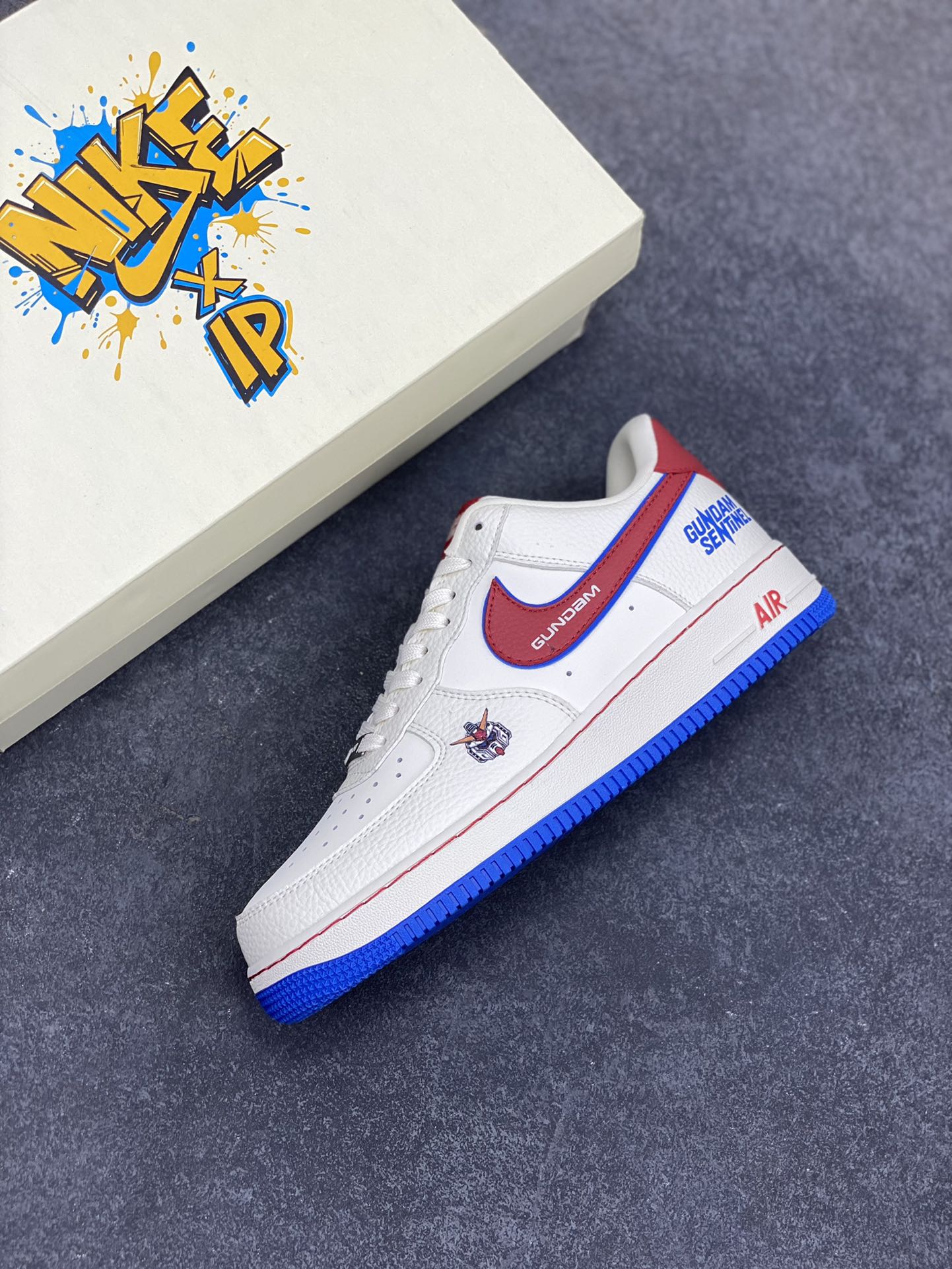 图片[7]-NIke Air Force 1 \’07 Low 万代联名–白红蓝 空军一号低帮 运动鞋 休闲鞋 折边针车 工艺难度大 原楦头原纸板 原装鞋盒 原厂鞋底 超高清洁度 细节完美 货号：SC0601-565 尺码：36 36.5 37.5 38 38.5 39 40 40.5 41 42 42.5 43 44 44.5 45-选品中心