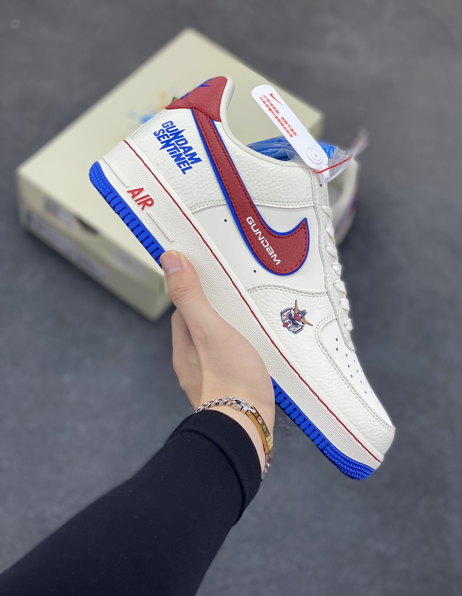 NIke Air Force 1 \'07 Low 万代联名--白红蓝 空军一号低帮 运动鞋 休闲鞋 折边针车 工艺难度大 原楦头原纸板 原装鞋盒 原厂鞋底 超高清洁度 细节完美 货号：SC0601-565 尺码：36 36.5 37.5 38 38.5 39 40 40.5 41 42 42.5 43 44 44.5 45-选品中心