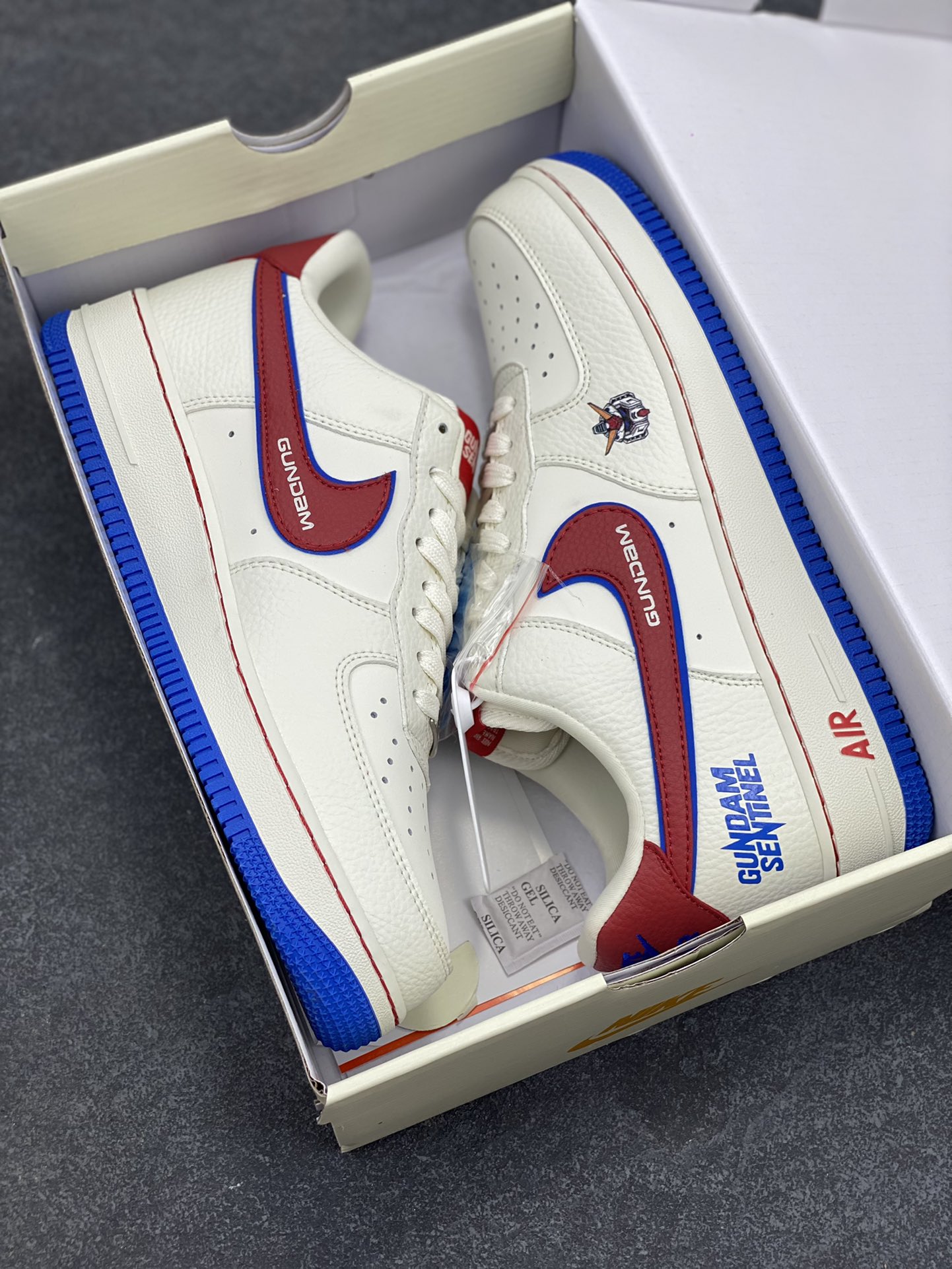 图片[9]-NIke Air Force 1 \’07 Low 万代联名–白红蓝 空军一号低帮 运动鞋 休闲鞋 折边针车 工艺难度大 原楦头原纸板 原装鞋盒 原厂鞋底 超高清洁度 细节完美 货号：SC0601-565 尺码：36 36.5 37.5 38 38.5 39 40 40.5 41 42 42.5 43 44 44.5 45-选品中心