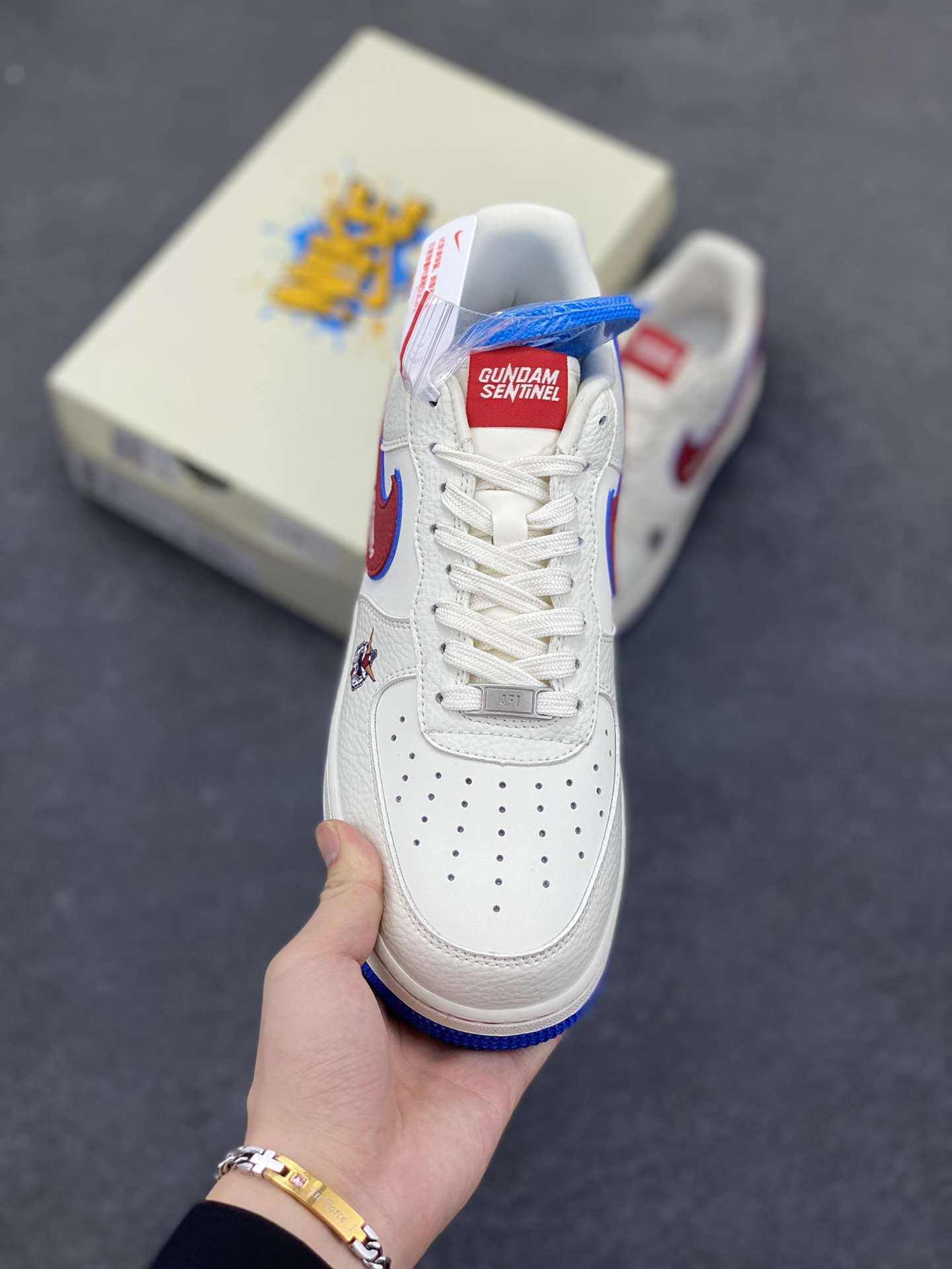 图片[2]-NIke Air Force 1 \’07 Low 万代联名–白红蓝 空军一号低帮 运动鞋 休闲鞋 折边针车 工艺难度大 原楦头原纸板 原装鞋盒 原厂鞋底 超高清洁度 细节完美 货号：SC0601-565 尺码：36 36.5 37.5 38 38.5 39 40 40.5 41 42 42.5 43 44 44.5 45-选品中心