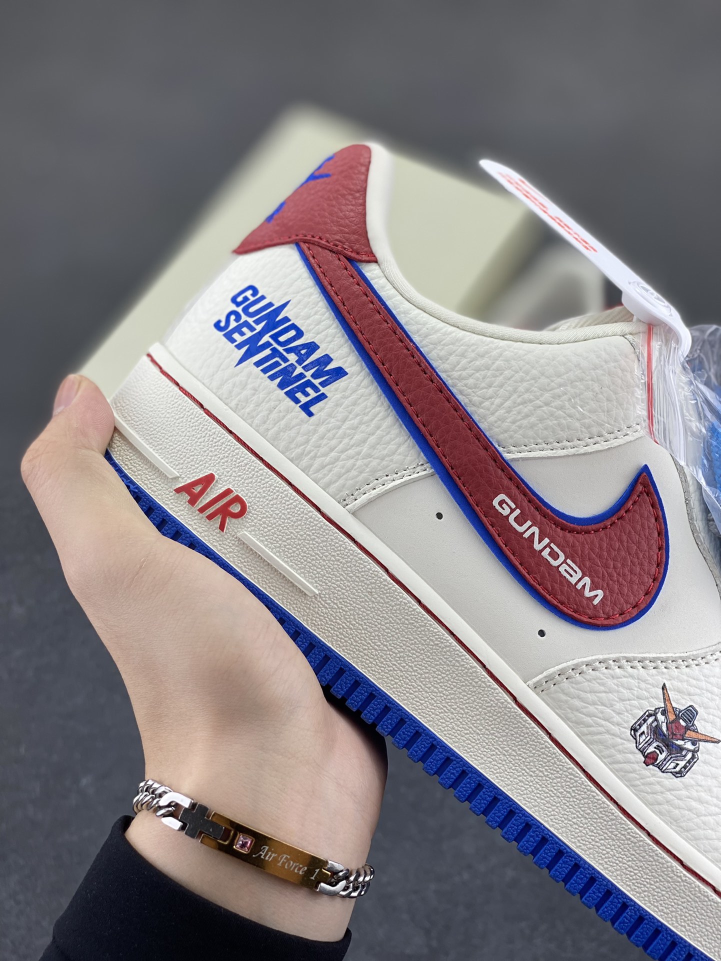 图片[6]-NIke Air Force 1 \’07 Low 万代联名–白红蓝 空军一号低帮 运动鞋 休闲鞋 折边针车 工艺难度大 原楦头原纸板 原装鞋盒 原厂鞋底 超高清洁度 细节完美 货号：SC0601-565 尺码：36 36.5 37.5 38 38.5 39 40 40.5 41 42 42.5 43 44 44.5 45-选品中心
