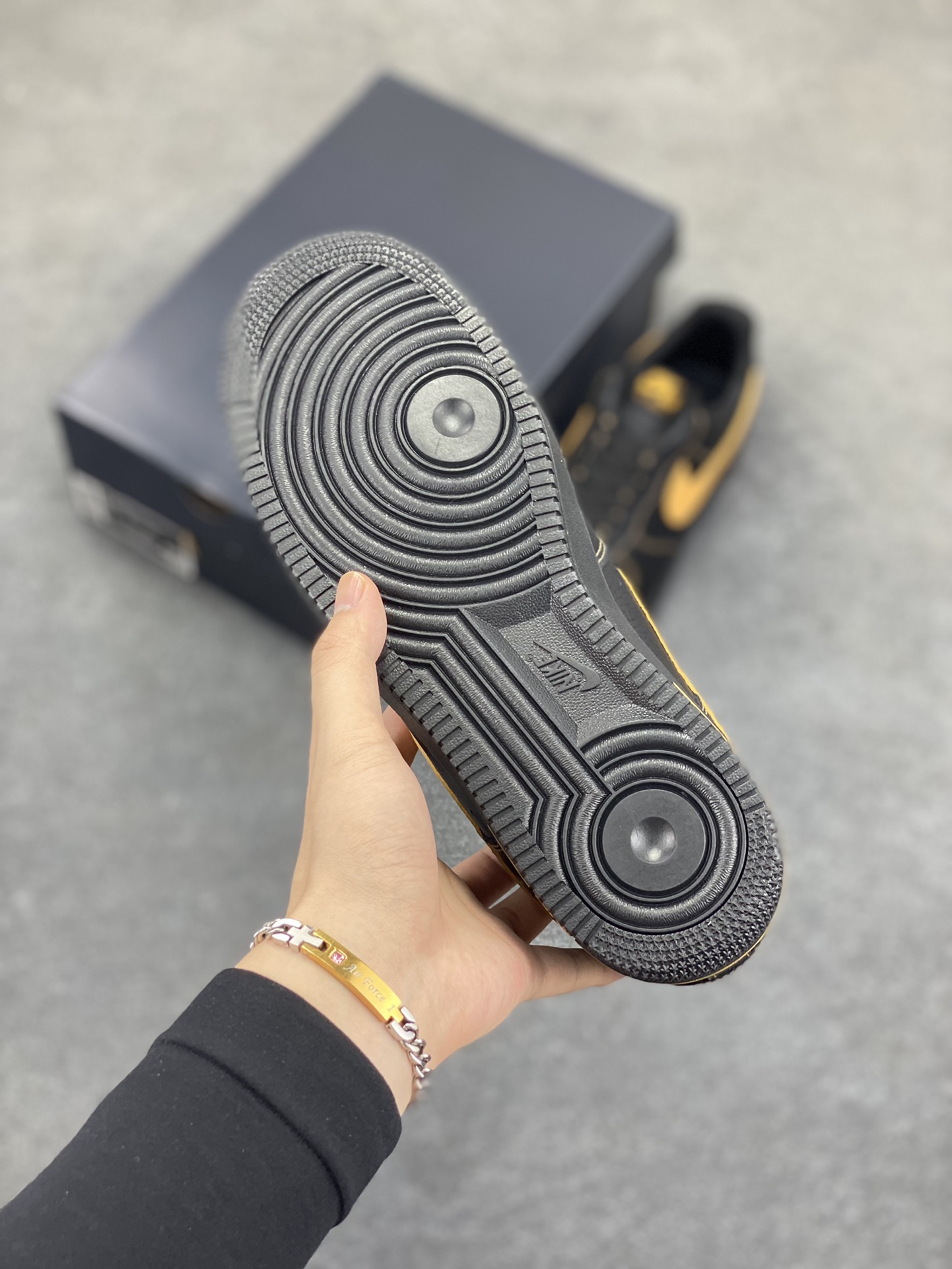 图片[5]-Nike Air Force 1 Low 黑黄 原楦头原纸板 打造纯正空军版型 专注外贸渠道 全掌内置蜂窝气垫 原盒配件 原厂中底钢印、拉帮完美 货号：HQ2037-003 尺码：36 36.5 37.5 38 38.5 39 40 40.5 41 42 42.5 43 44 44.5 45-选品中心