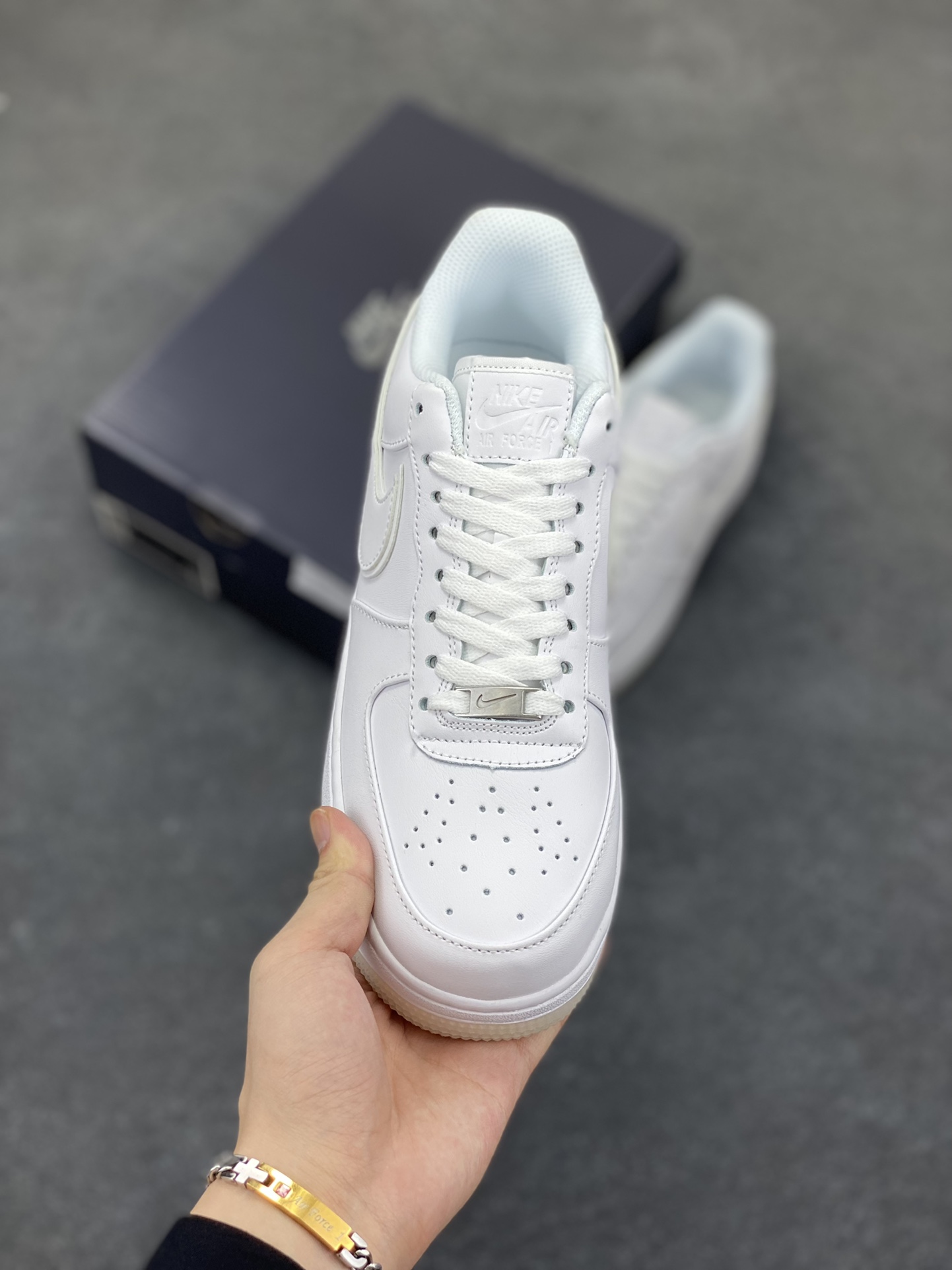 图片[2]-Nike Air Force 1 Low 空军一号低帮百搭休闲运动板鞋。柔软、弹性十足的缓震性能和出色的中底设计，横跨复古与现代的外型结合，造就出风靡全球三十多年的Force 1，直到今天还深受青睐。 货号：HF4084-100 尺码：36 36.5 37.5 38 38.5 39 40 40.5 41 42 42.5 43 44 44.5 45-选品中心