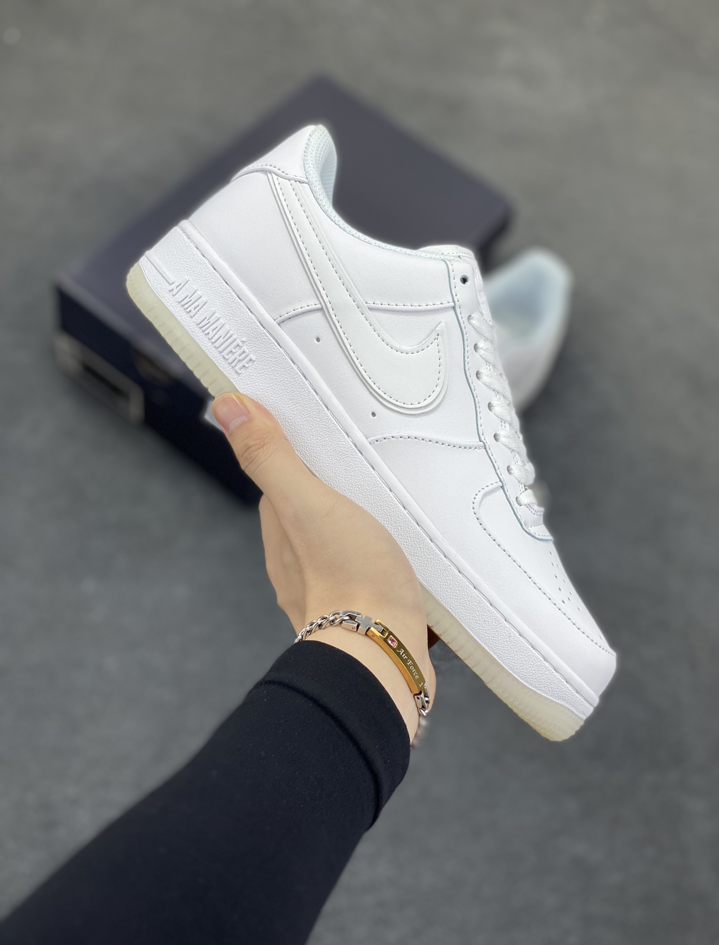 Nike Air Force 1 Low 空军一号低帮百搭休闲运动板鞋。柔软、弹性十足的缓震性能和出色的中底设计，横跨复古与现代的外型结合，造就出风靡全球三十多年的Force 1，直到今天还深受青睐。 货号：HF4084-100 尺码：36 36.5 37.5 38 38.5 39 40 40.5 41 42 42.5 43 44 44.5 45-选品中心