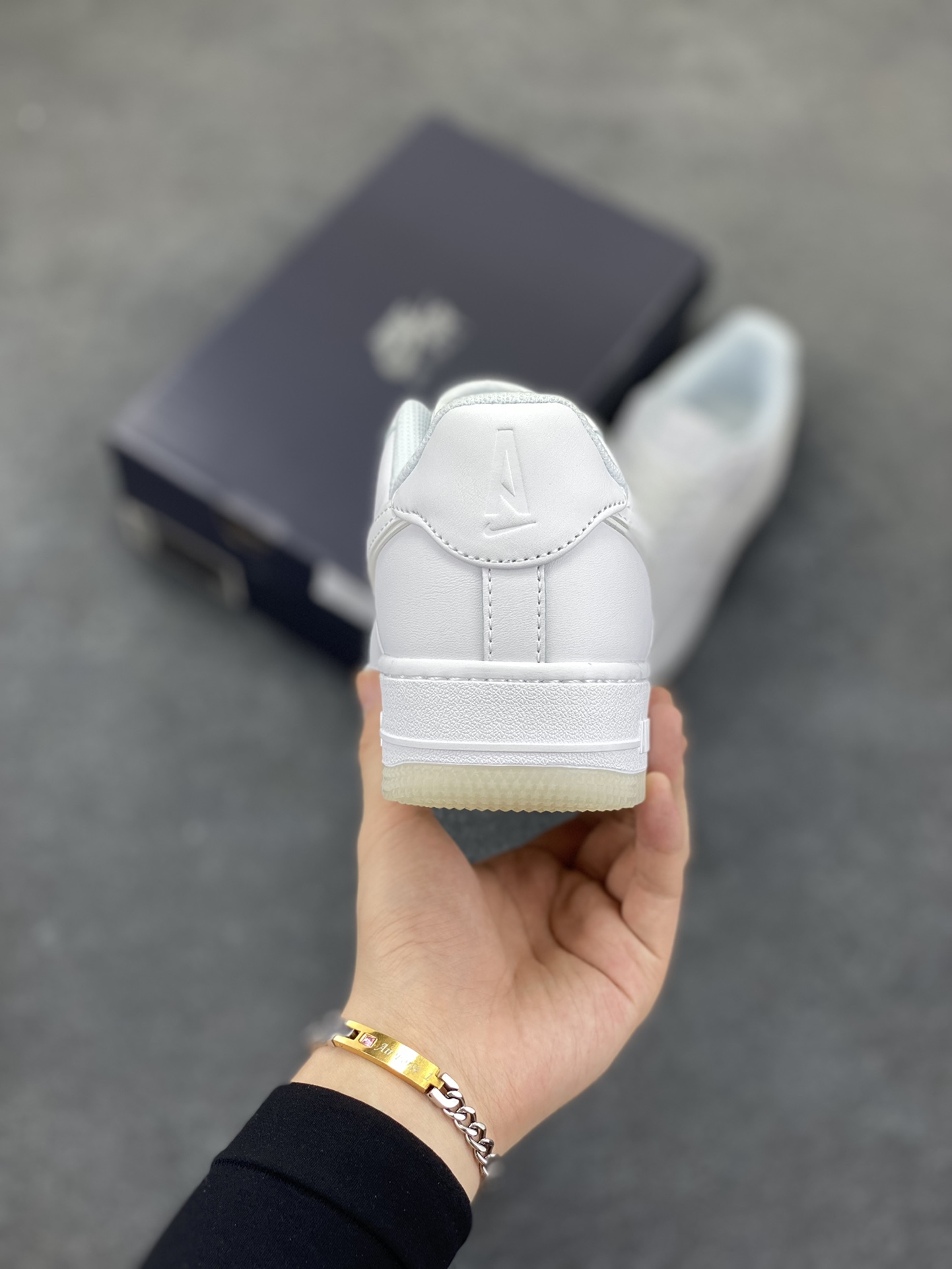 图片[4]-Nike Air Force 1 Low 空军一号低帮百搭休闲运动板鞋。柔软、弹性十足的缓震性能和出色的中底设计，横跨复古与现代的外型结合，造就出风靡全球三十多年的Force 1，直到今天还深受青睐。 货号：HF4084-100 尺码：36 36.5 37.5 38 38.5 39 40 40.5 41 42 42.5 43 44 44.5 45-选品中心
