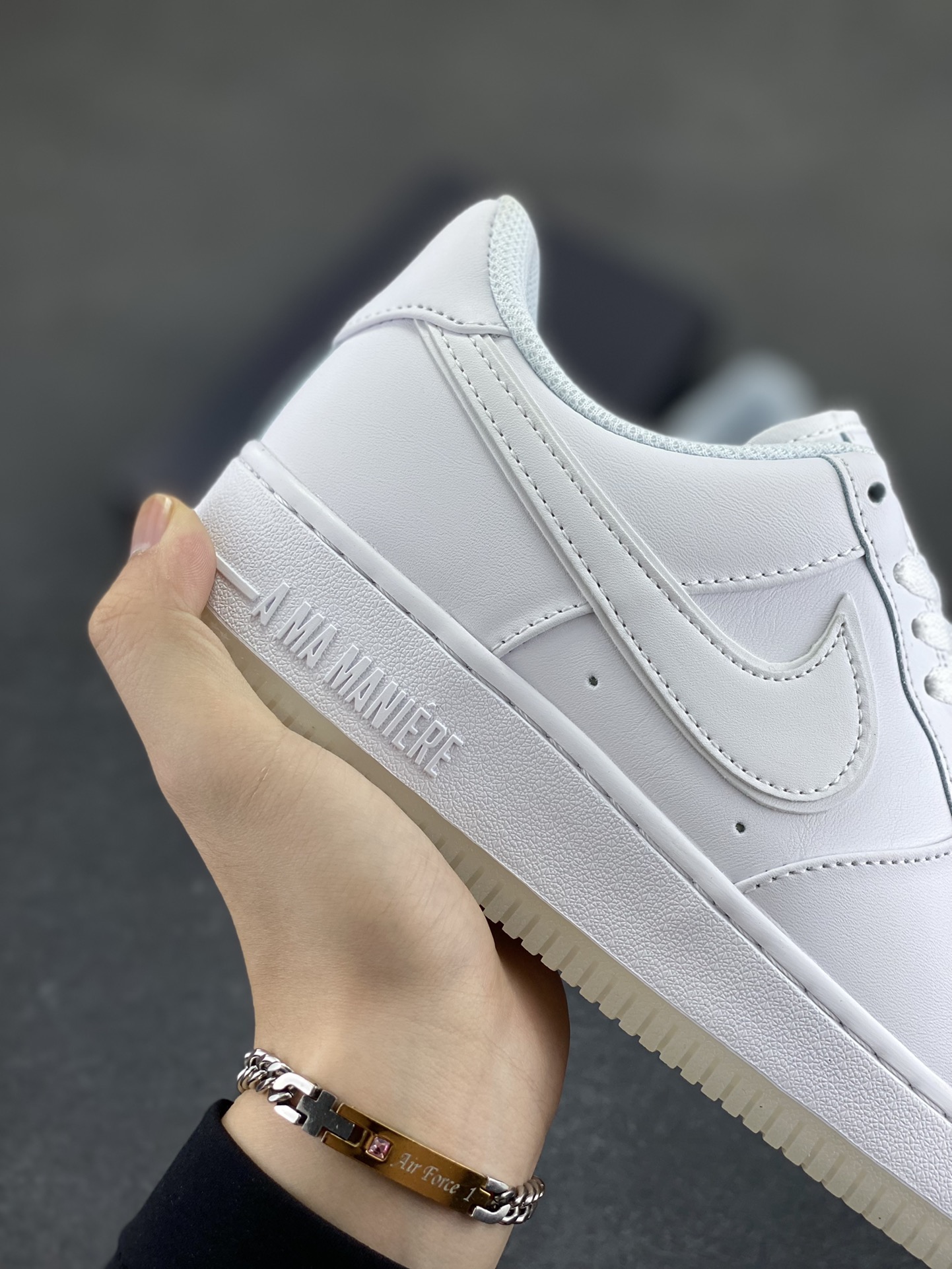 图片[6]-Nike Air Force 1 Low 空军一号低帮百搭休闲运动板鞋。柔软、弹性十足的缓震性能和出色的中底设计，横跨复古与现代的外型结合，造就出风靡全球三十多年的Force 1，直到今天还深受青睐。 货号：HF4084-100 尺码：36 36.5 37.5 38 38.5 39 40 40.5 41 42 42.5 43 44 44.5 45-选品中心