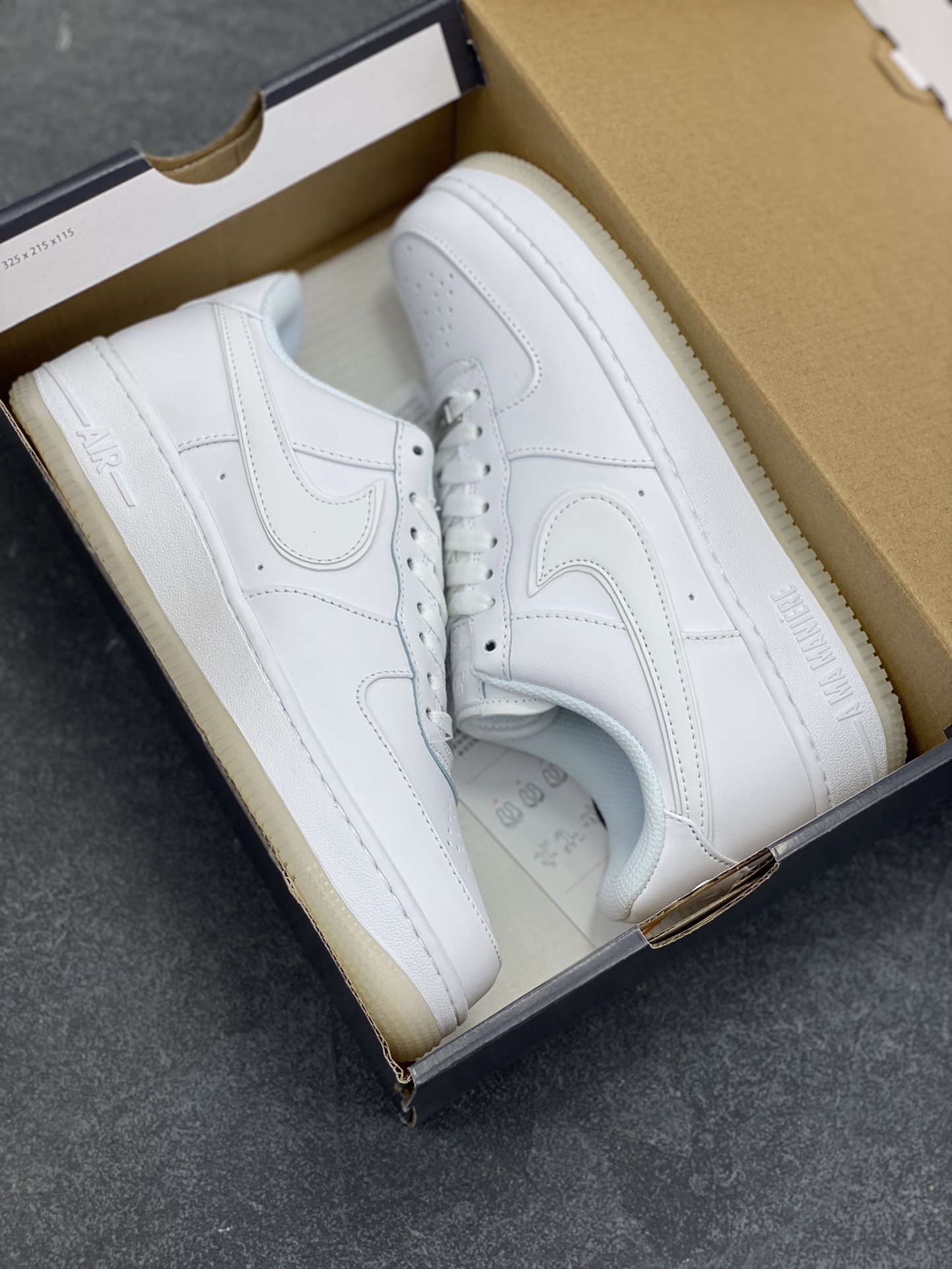 图片[9]-Nike Air Force 1 Low 空军一号低帮百搭休闲运动板鞋。柔软、弹性十足的缓震性能和出色的中底设计，横跨复古与现代的外型结合，造就出风靡全球三十多年的Force 1，直到今天还深受青睐。 货号：HF4084-100 尺码：36 36.5 37.5 38 38.5 39 40 40.5 41 42 42.5 43 44 44.5 45-选品中心